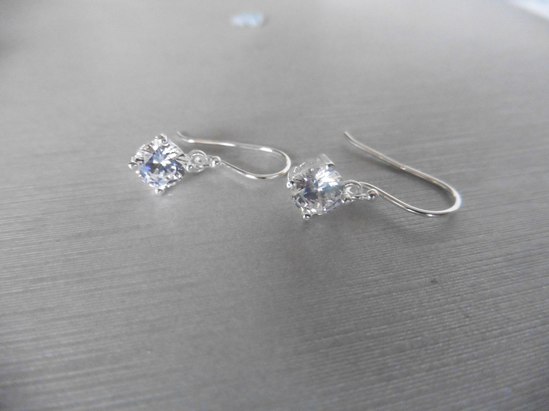 1.00ct diamond drop style solitaire earrings each set with a brilliant cut diamond, I/J colour, - Bild 3 aus 3