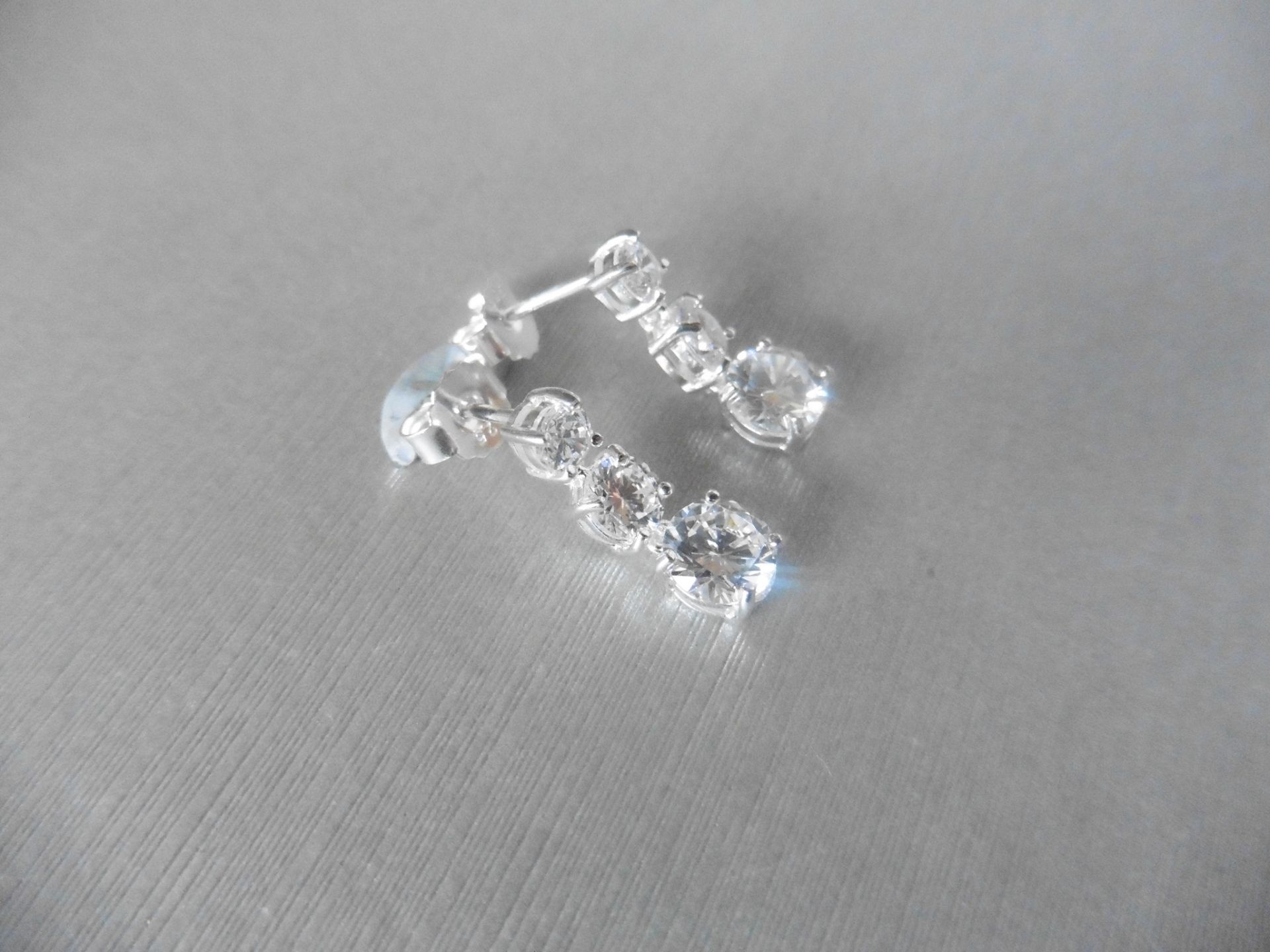 1.20ct diamond trilogy drop earrings. Each is set with 3 graduated brilliant cut diamonds, Si2 - Bild 3 aus 3