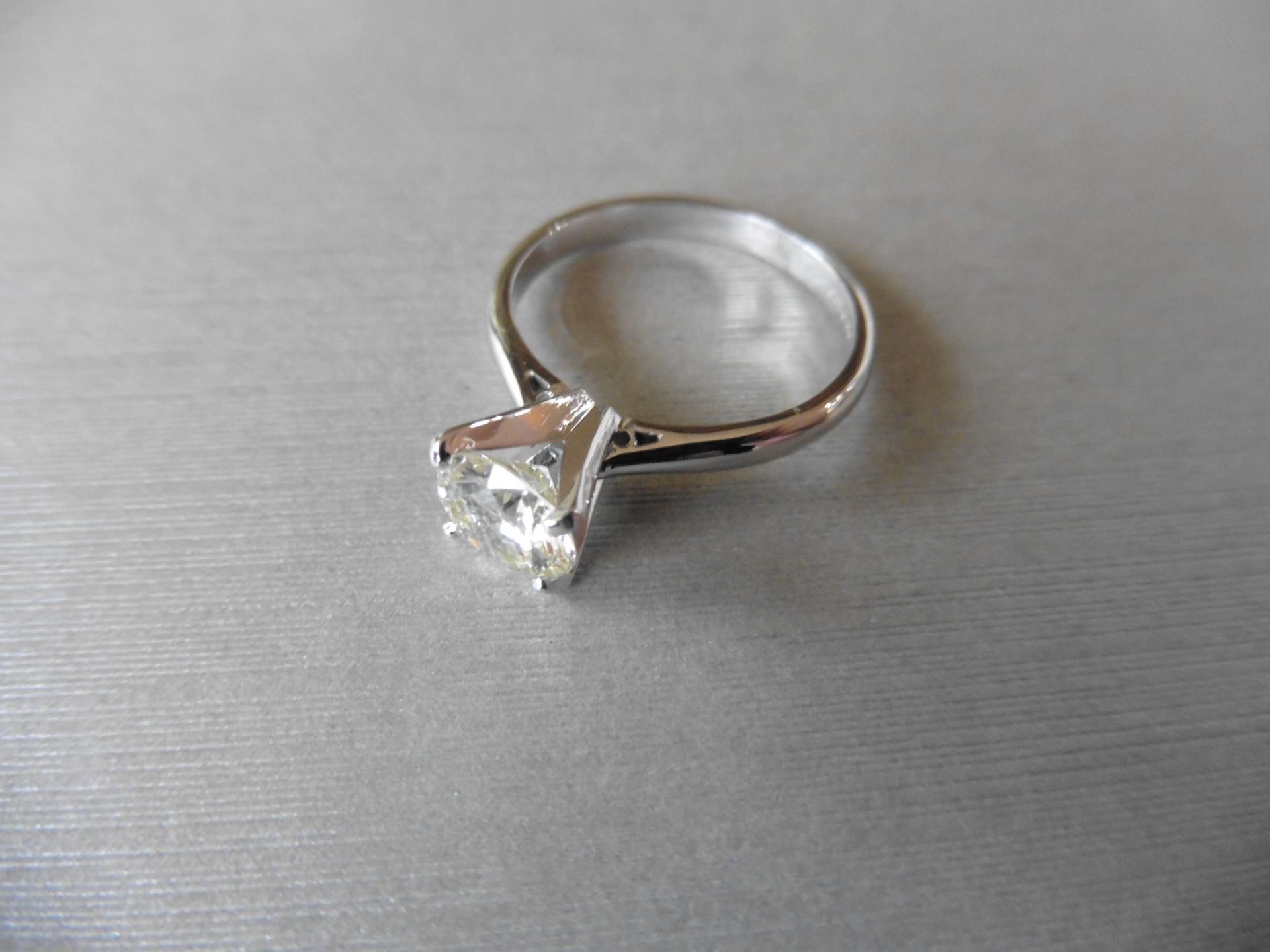 1.08ct diamond solitaire ring set with a brilliant cut diamond, K colour and VS2 clarity. Set in - Bild 2 aus 4