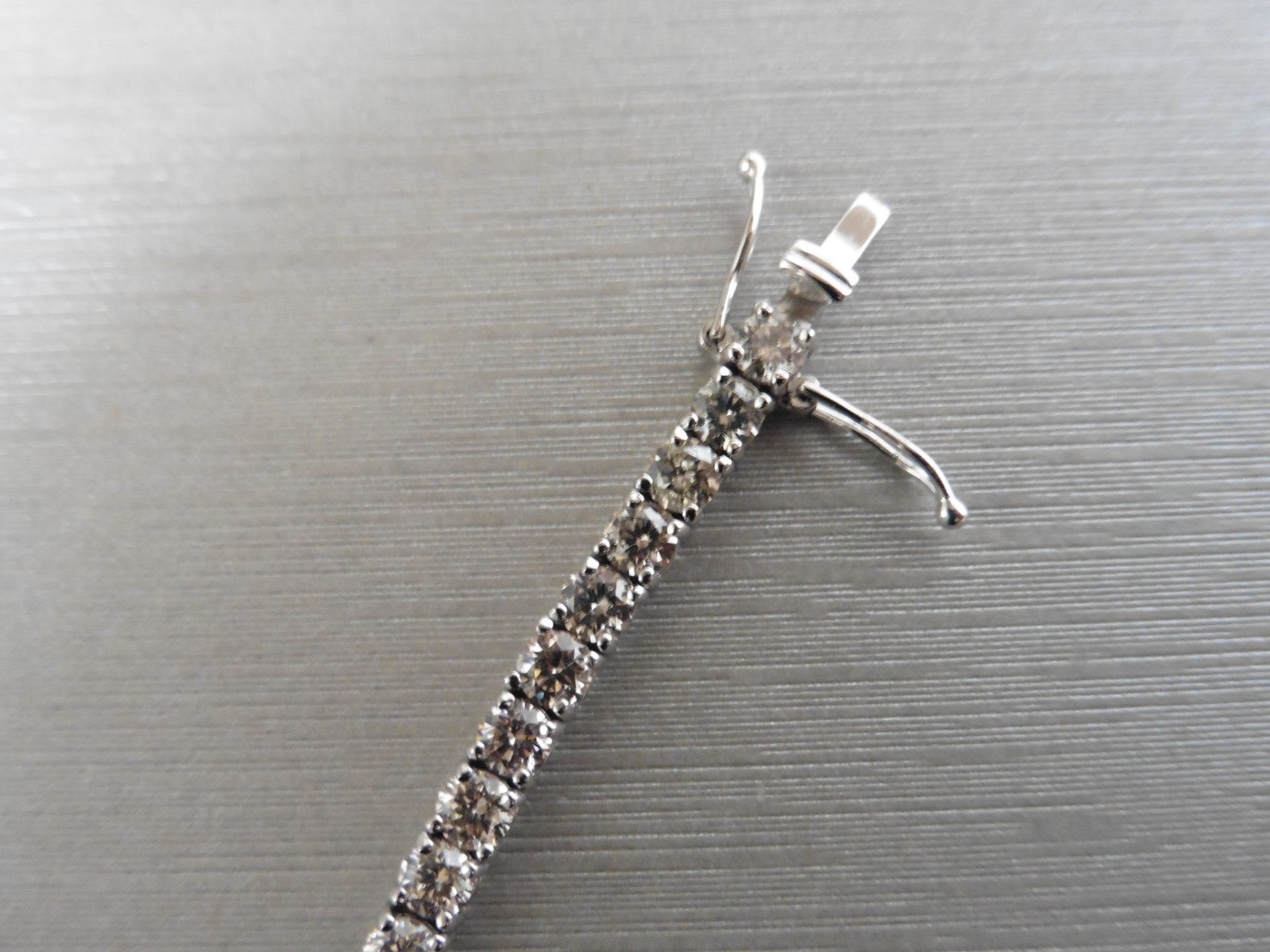 8.00ct Diamond tennis bracelet set with brilliant cut diamonds of I/J colour, si2 clarity. All set - Bild 2 aus 3