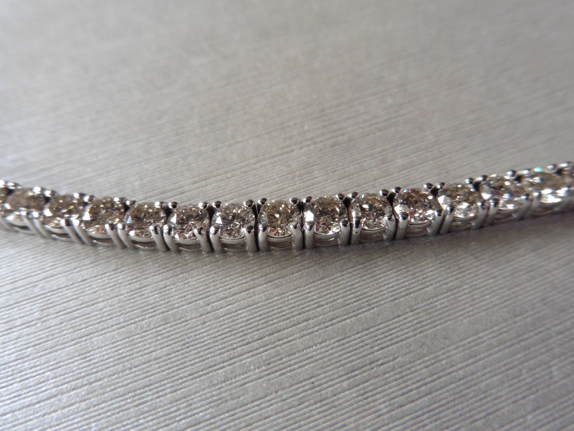 8.00ct Diamond tennis bracelet set with brilliant cut diamonds of I/J colour, si2 clarity. All set - Bild 3 aus 3