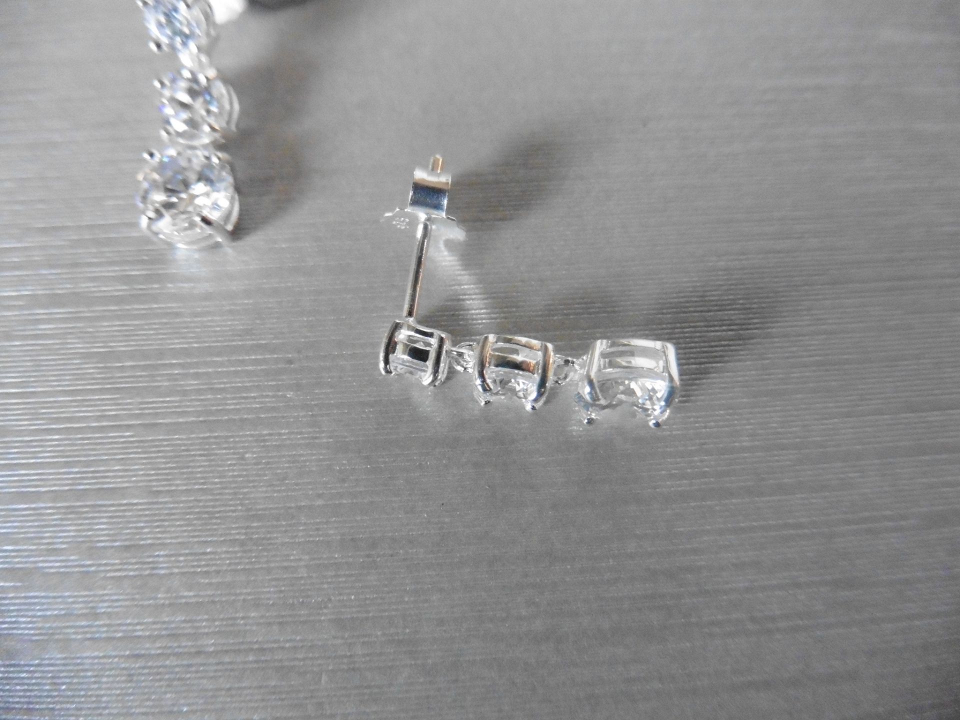 1.00ct diamond trilogy drop earrings. Each is set with 3 graduated brilliant cut diamonds, Si2 - Bild 3 aus 3