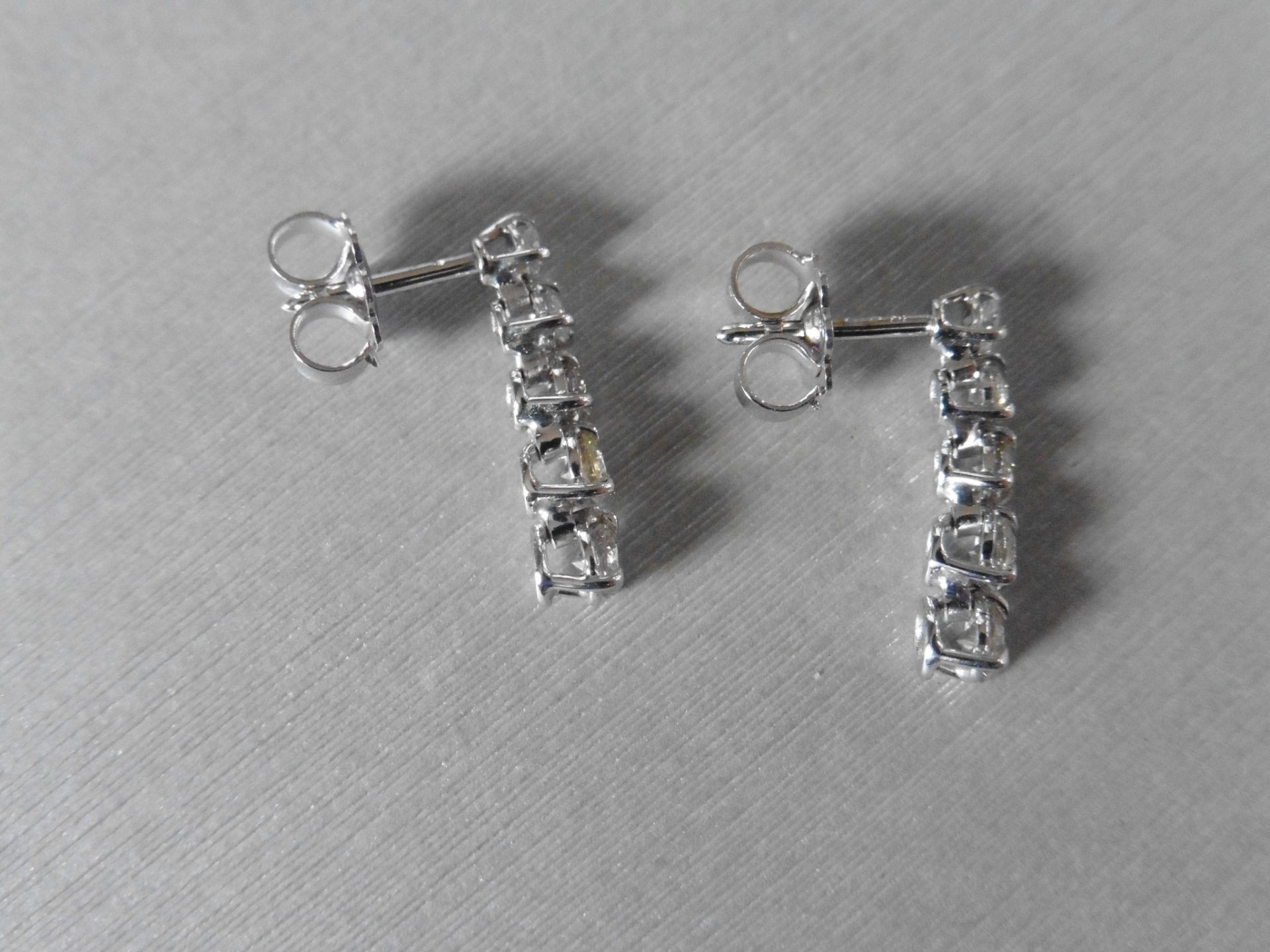 0.70ct diamond drop earrings. Each set with 5 graduated brilliant cut dimaonds. H/I colour, si2 - Bild 3 aus 3