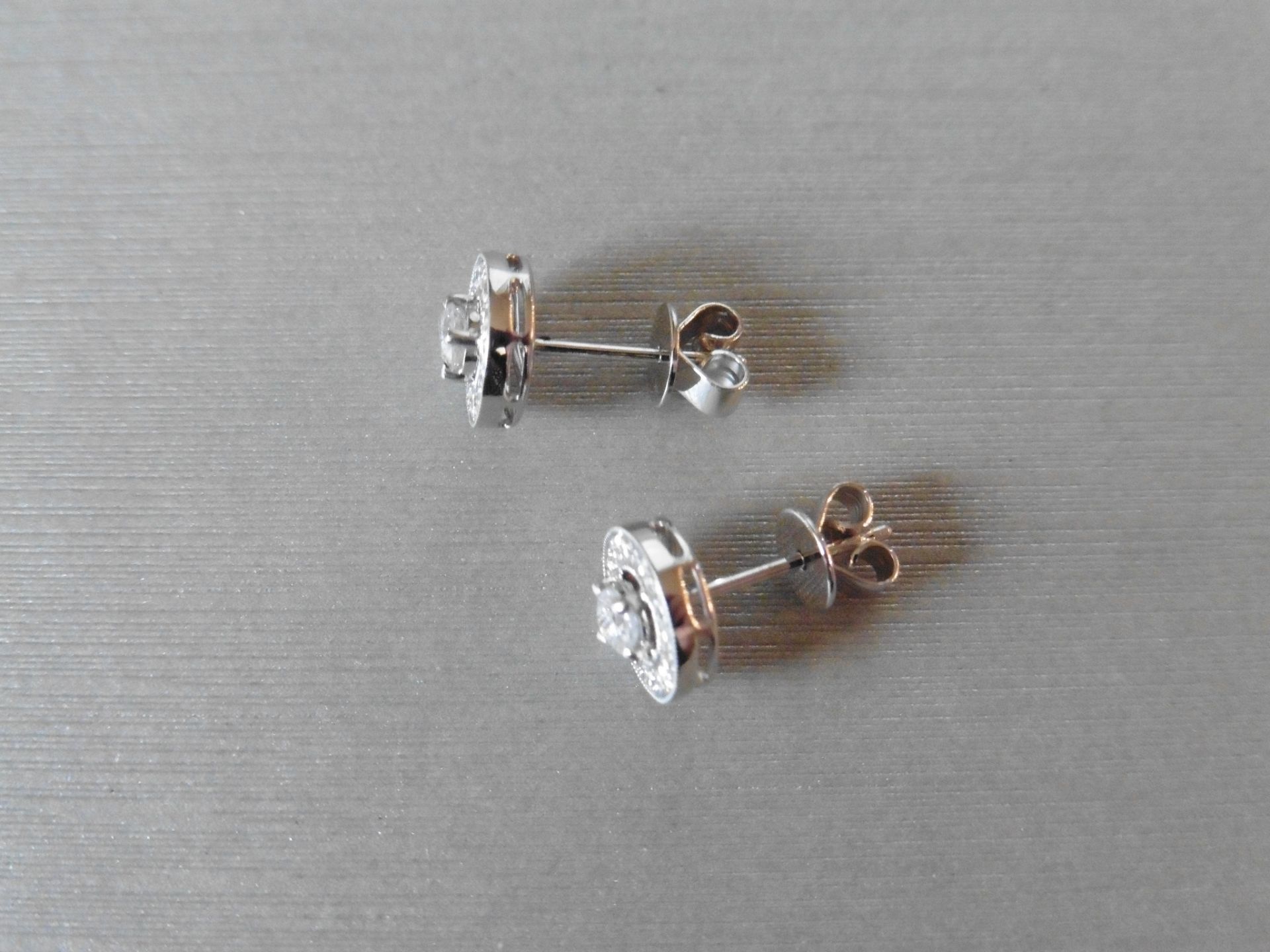 0.32ct diamond set stud earrings set in 18ct gold. Set with brilliant cut diamonds, - Bild 2 aus 3