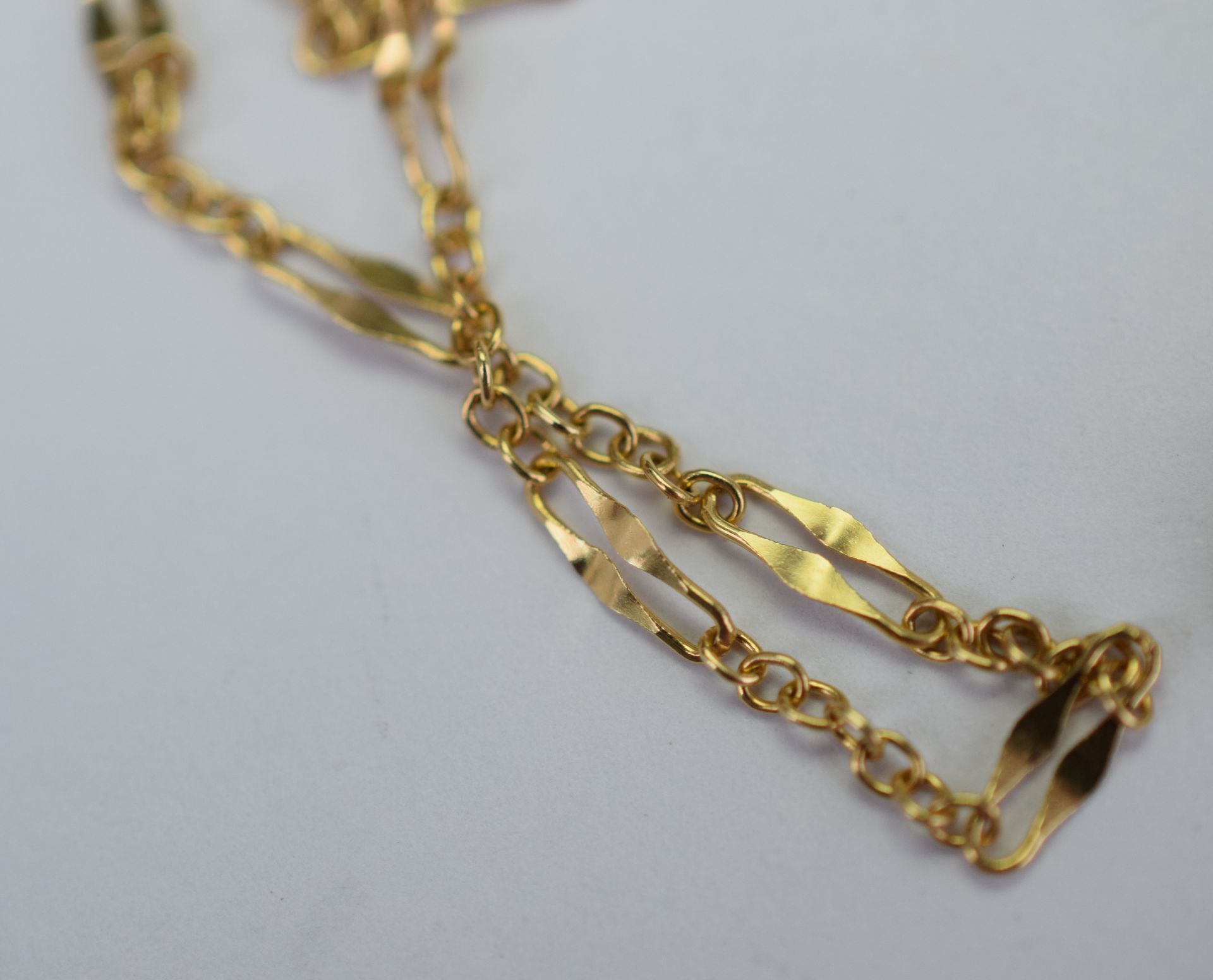 18ct Fine Gold Chain With Gold Crucifix 4.5grms - Image 4 of 5