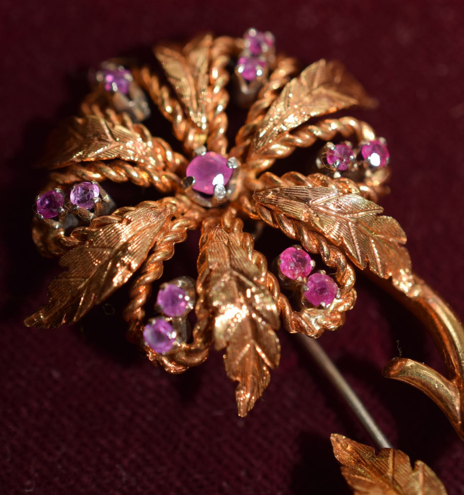 18ct Yellow Gold Lady's Flower Brooch Set With 12 Small Rubies & 1 Central Larger Ruby 6.8grms - Image 3 of 8