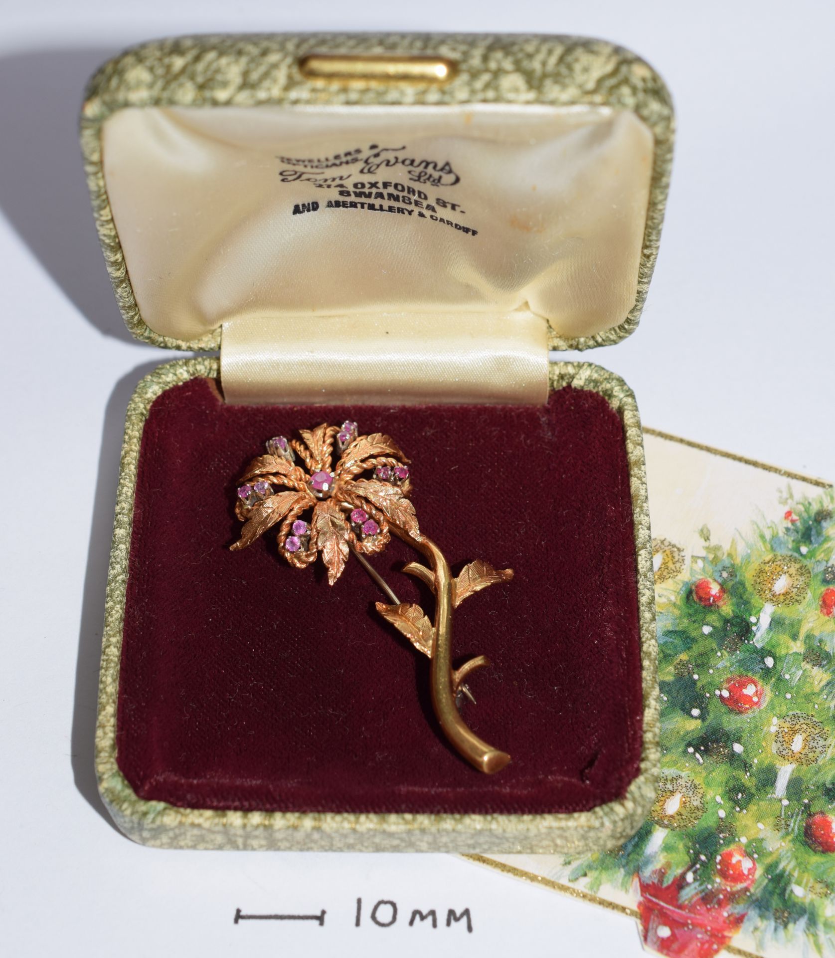 18ct Yellow Gold Lady's Flower Brooch Set With 12 Small Rubies & 1 Central Larger Ruby 6.8grms - Image 2 of 8