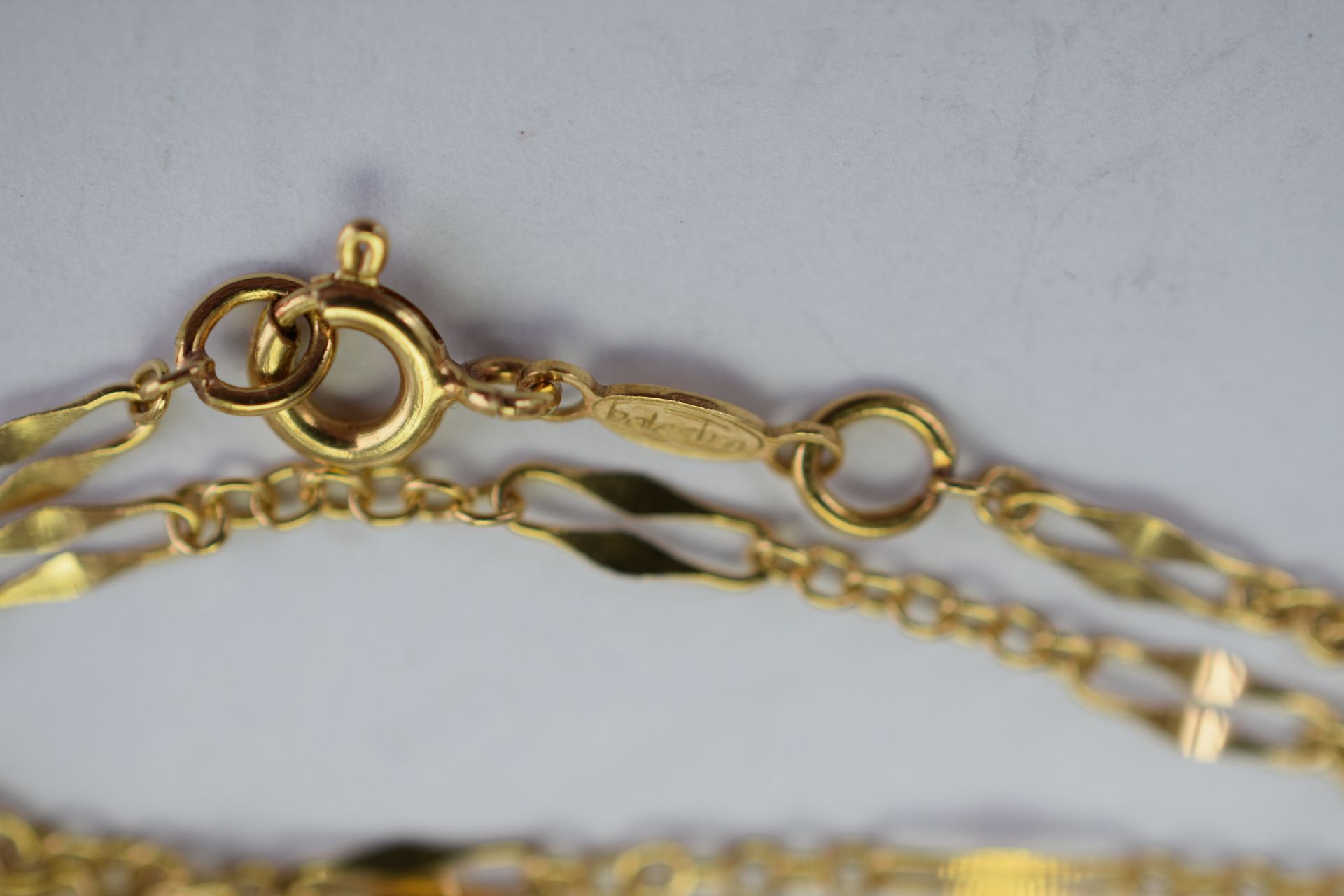 18ct Fine Gold Chain With Gold Crucifix 4.5grms - Image 5 of 5