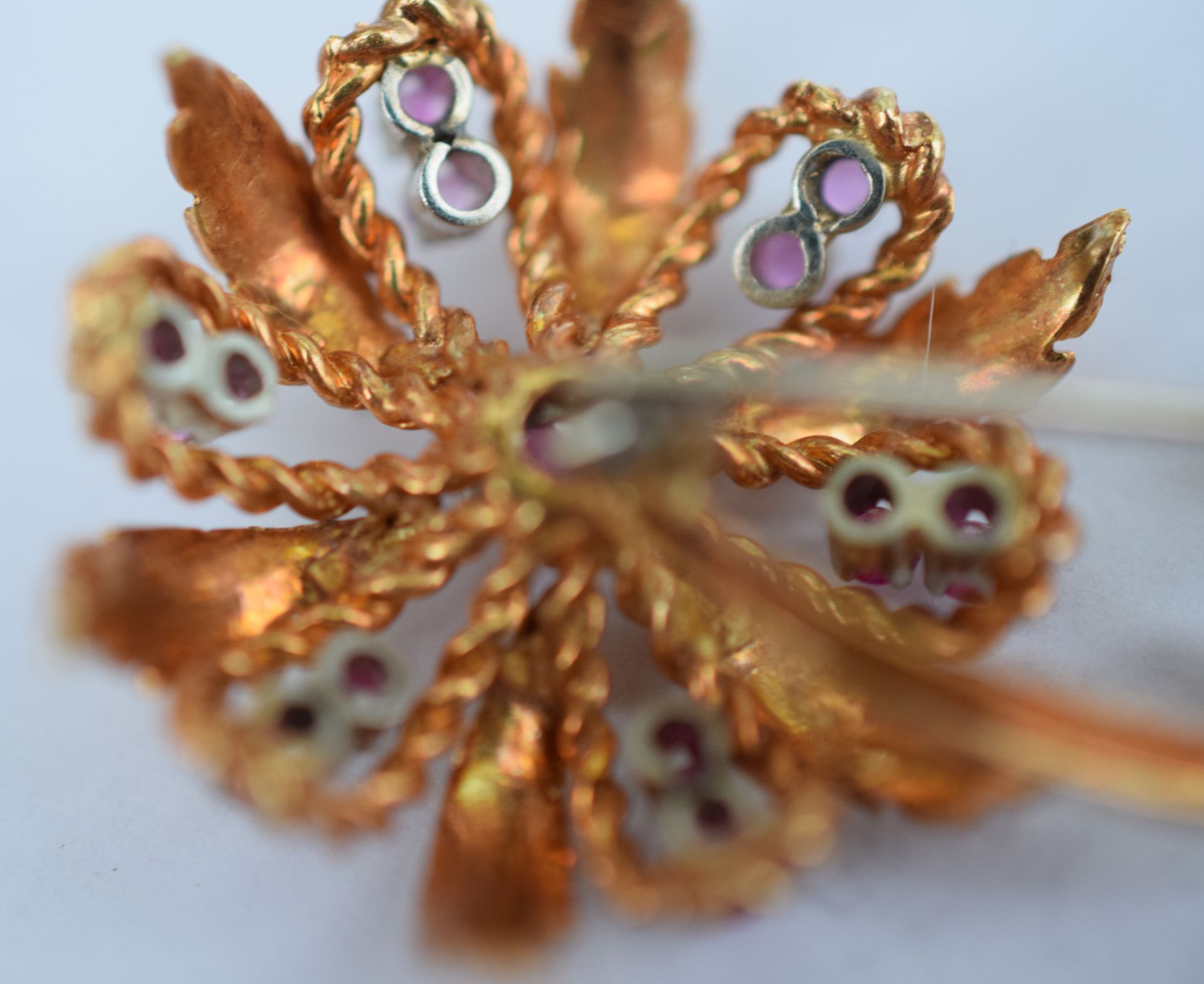 18ct Yellow Gold Lady's Flower Brooch Set With 12 Small Rubies & 1 Central Larger Ruby 6.8grms - Image 5 of 8