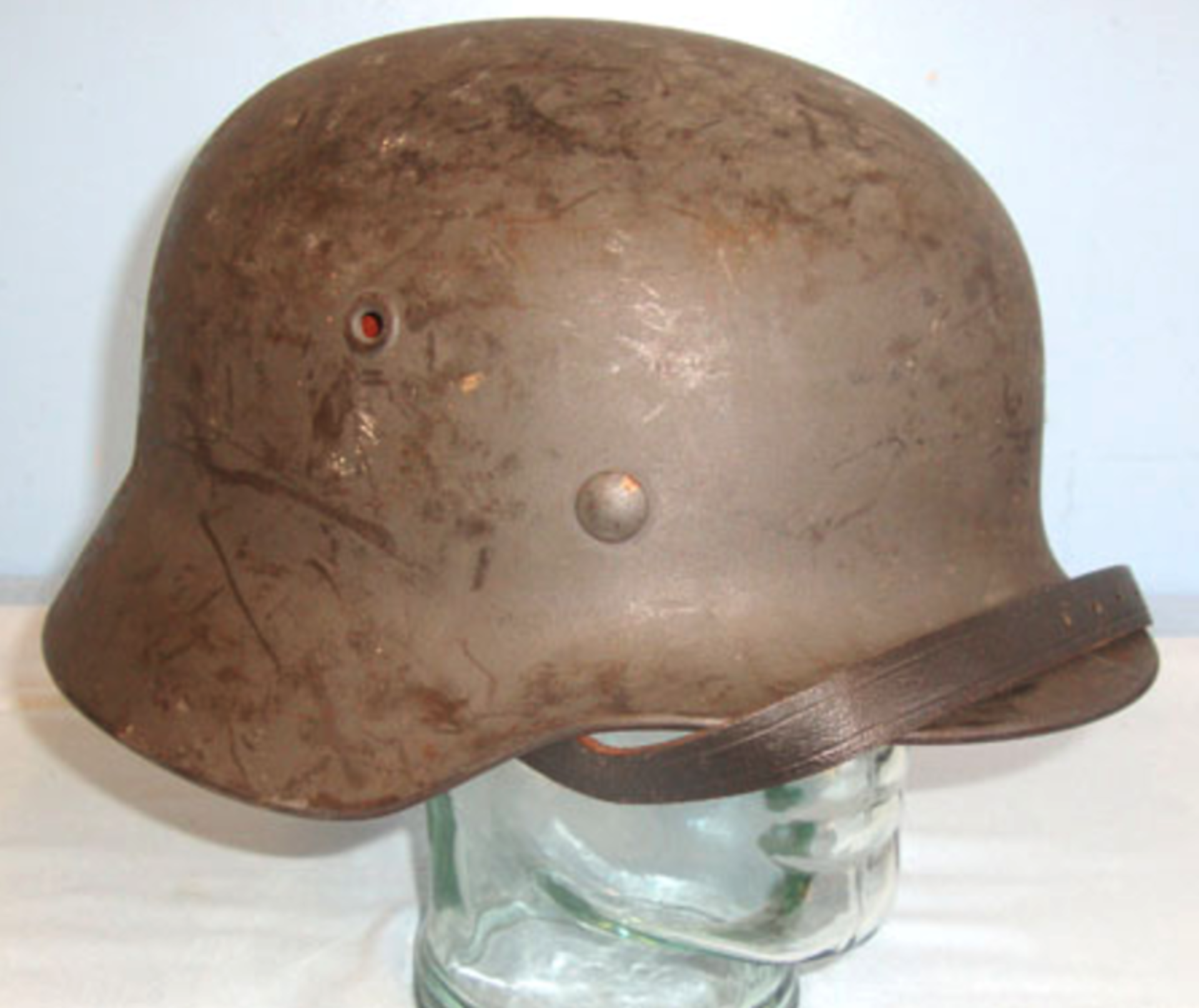 ORIGINAL, WW2 Nazi German Single Luftwaffe Decal M40 Combat Helmet By ‘Q’ (Quist) - Image 2 of 3