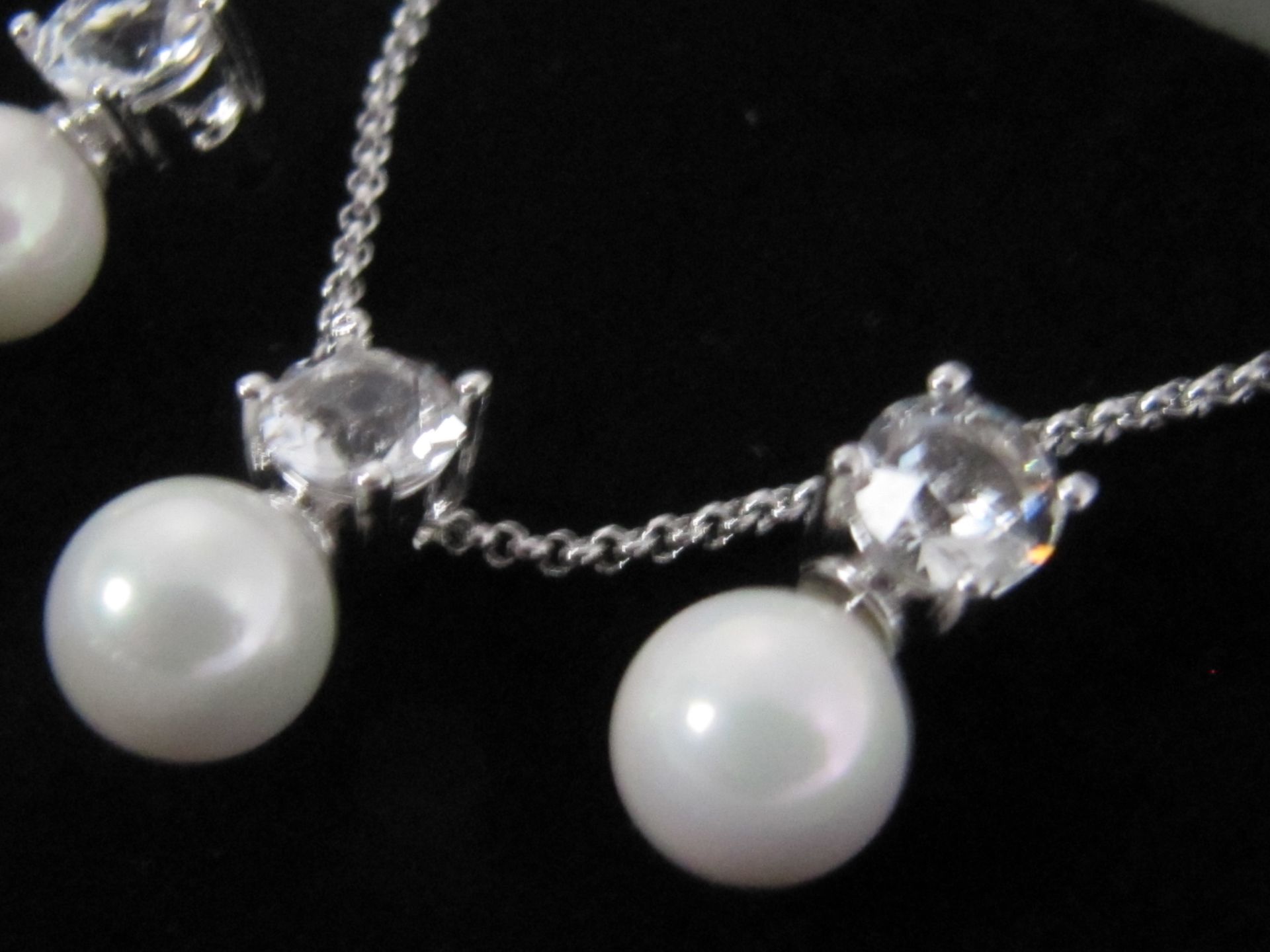 Pearl Necklace & Earring Set with Swarovski Elements. - Image 3 of 3