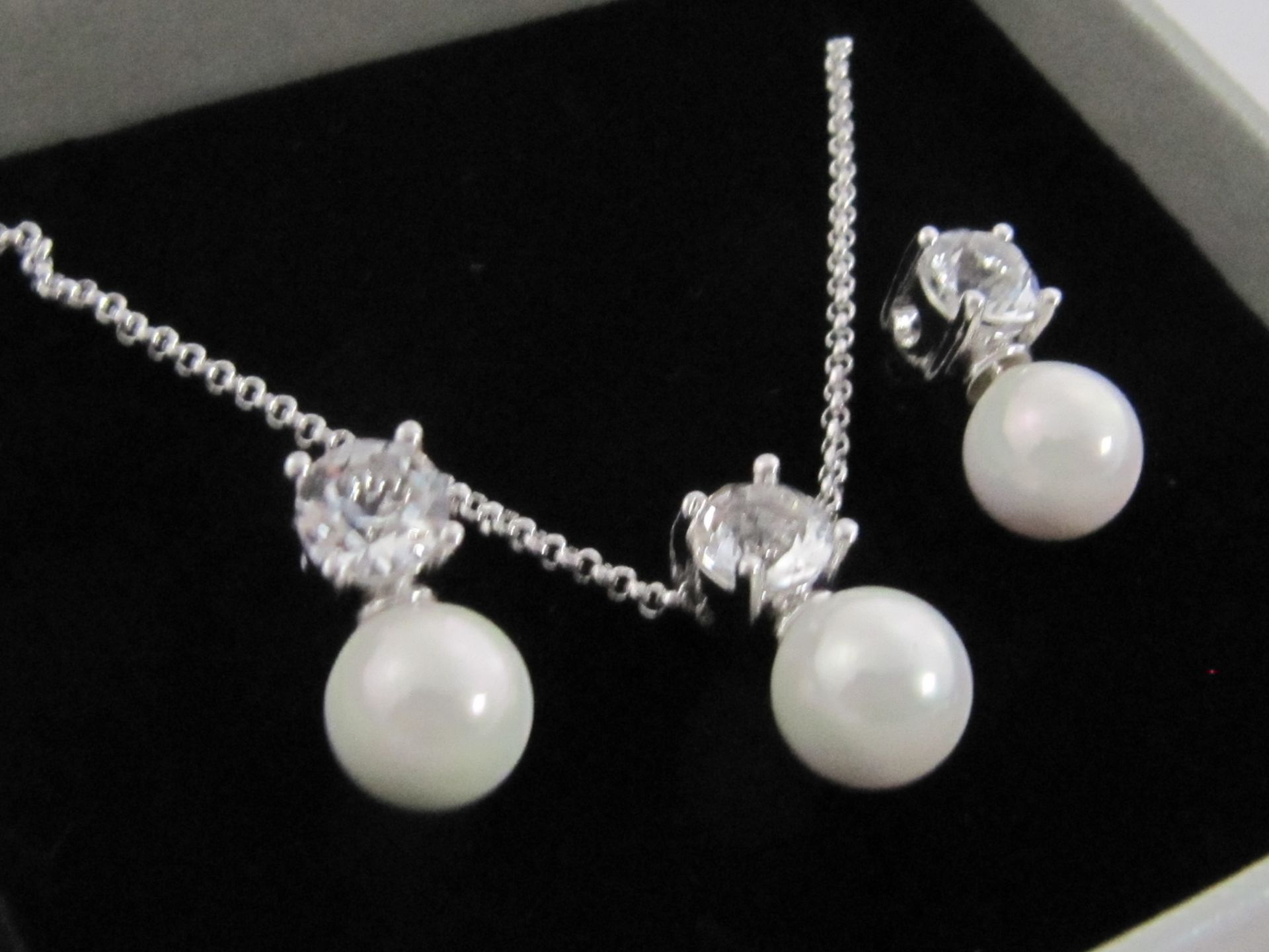 Pearl Necklace & Earring Set with Swarovski Elements. - Image 2 of 3