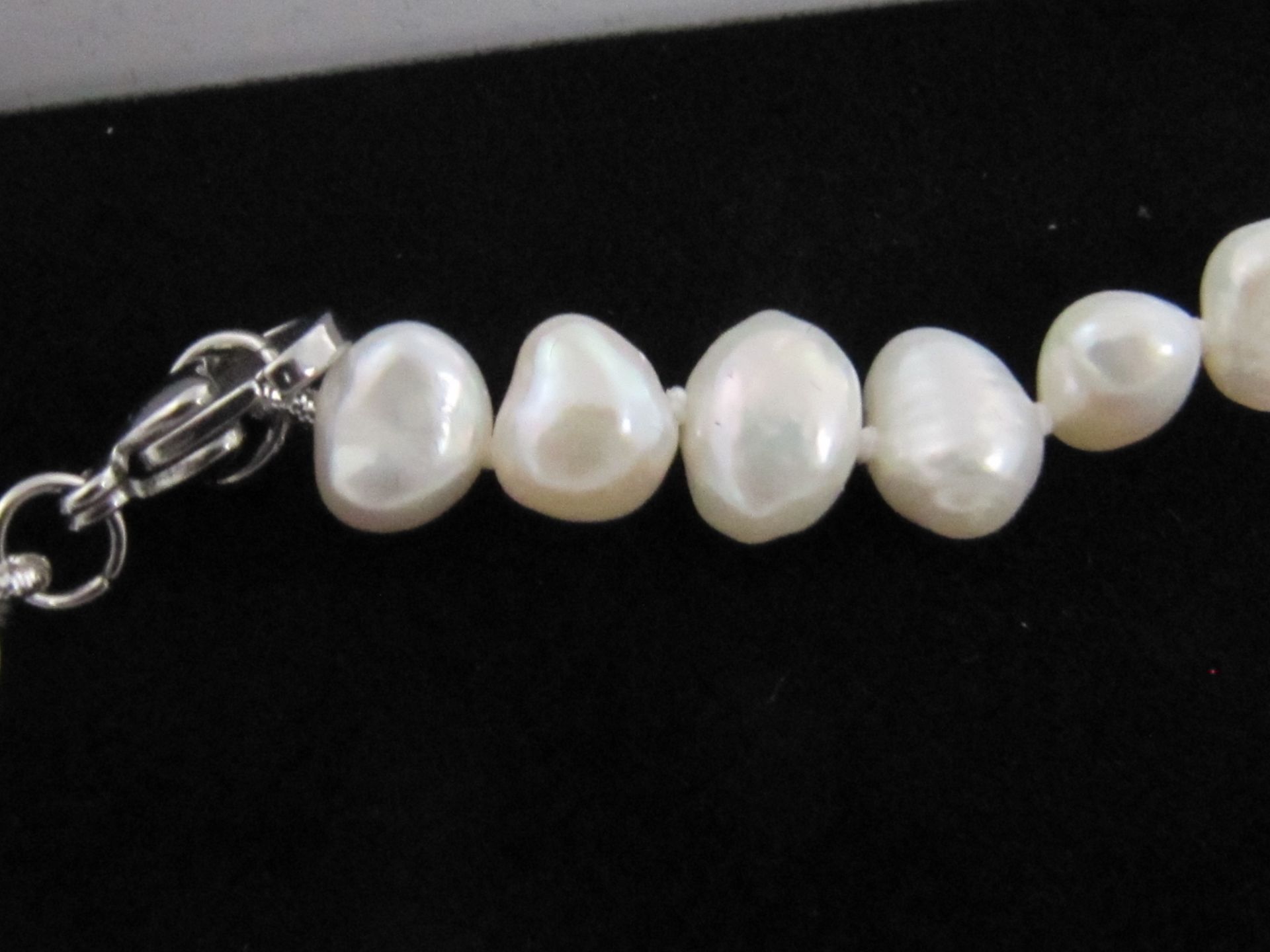 Real Pearl Necklace, Bracelet & Earring Set. - Image 4 of 5