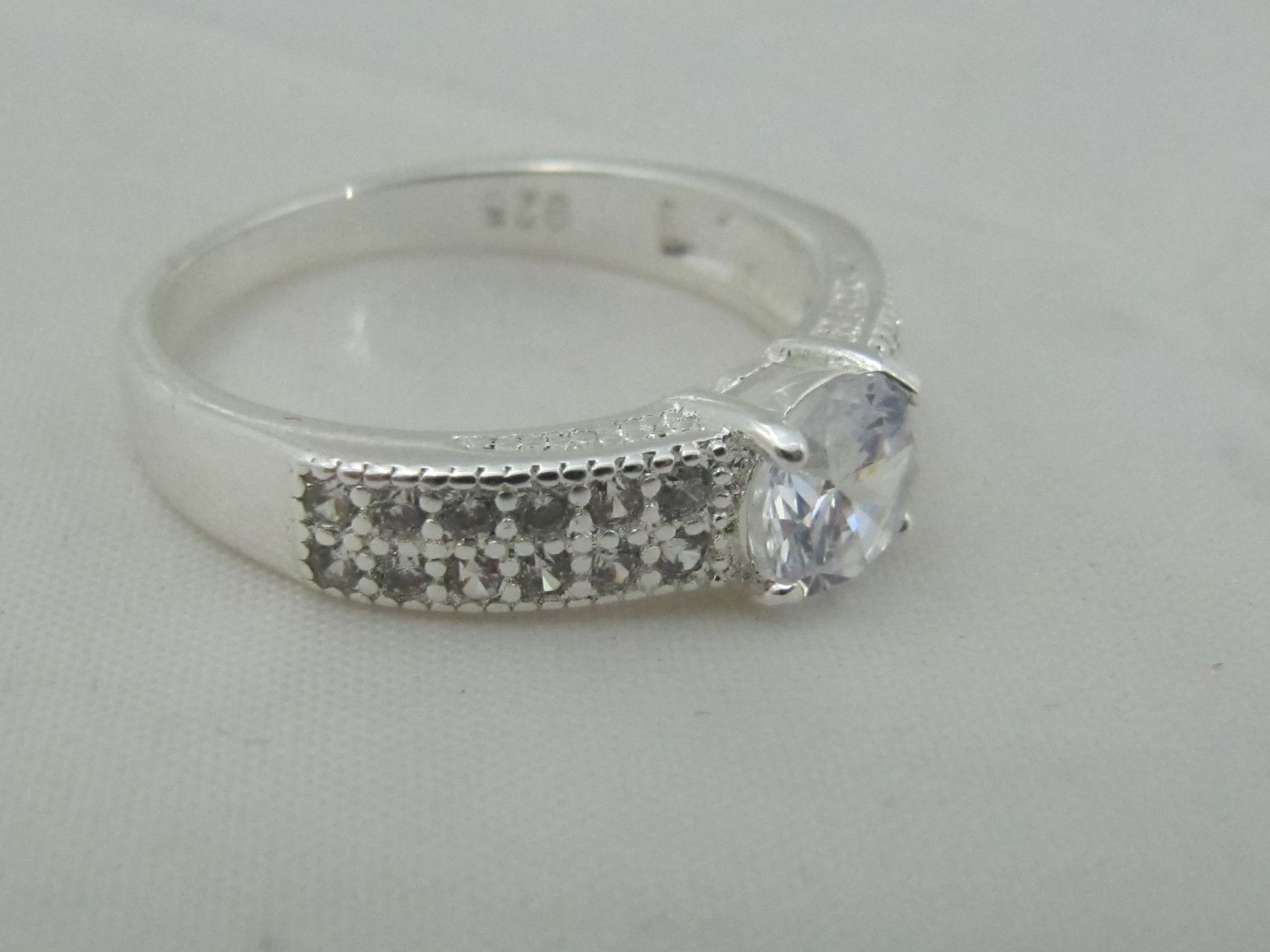 925 Solid Silver Ring with Crystals. Size P. - Image 2 of 4