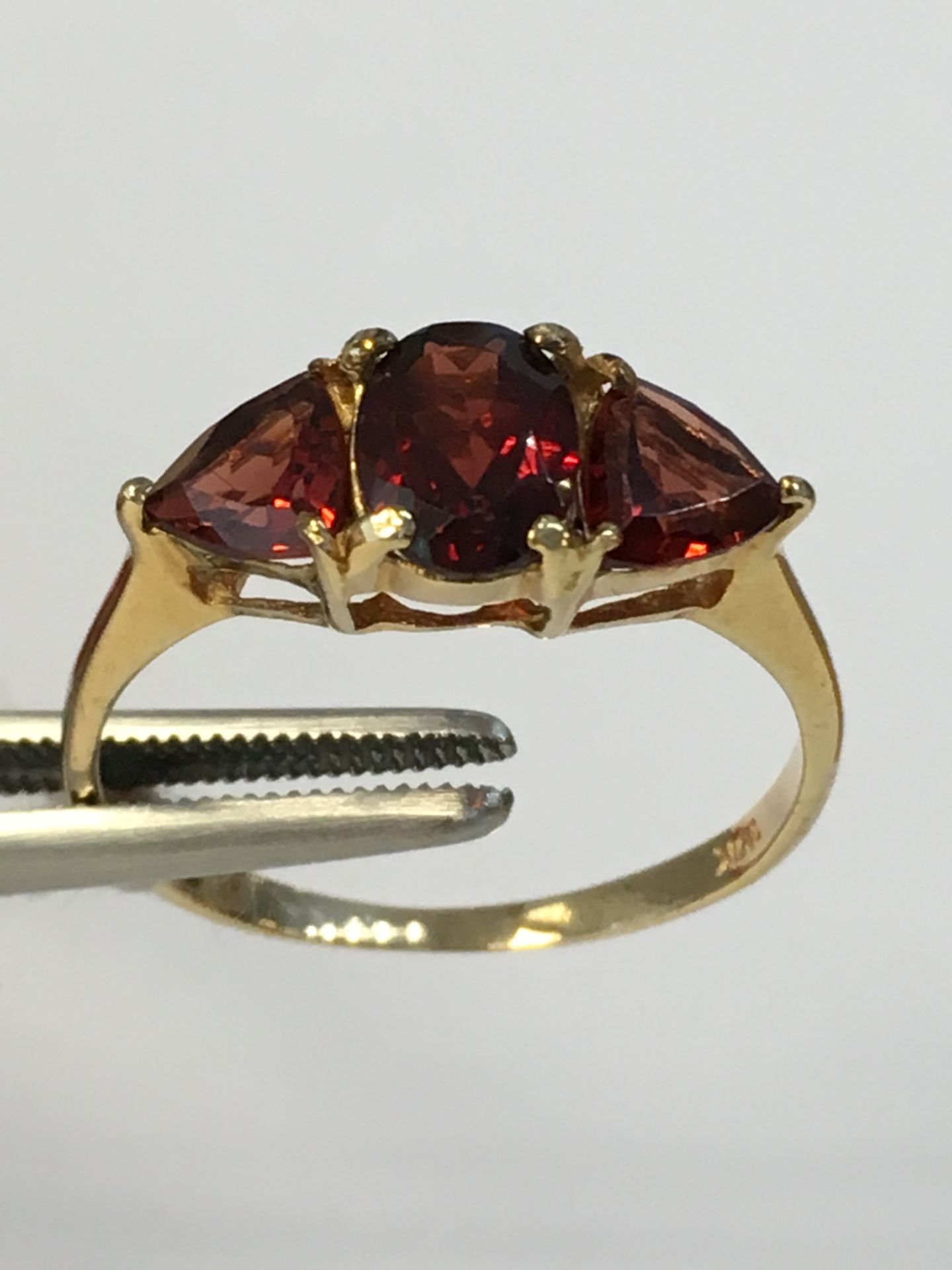 10K Yellow Gold ring with 3 Garnet Stones TW: 10ct - Image 3 of 3