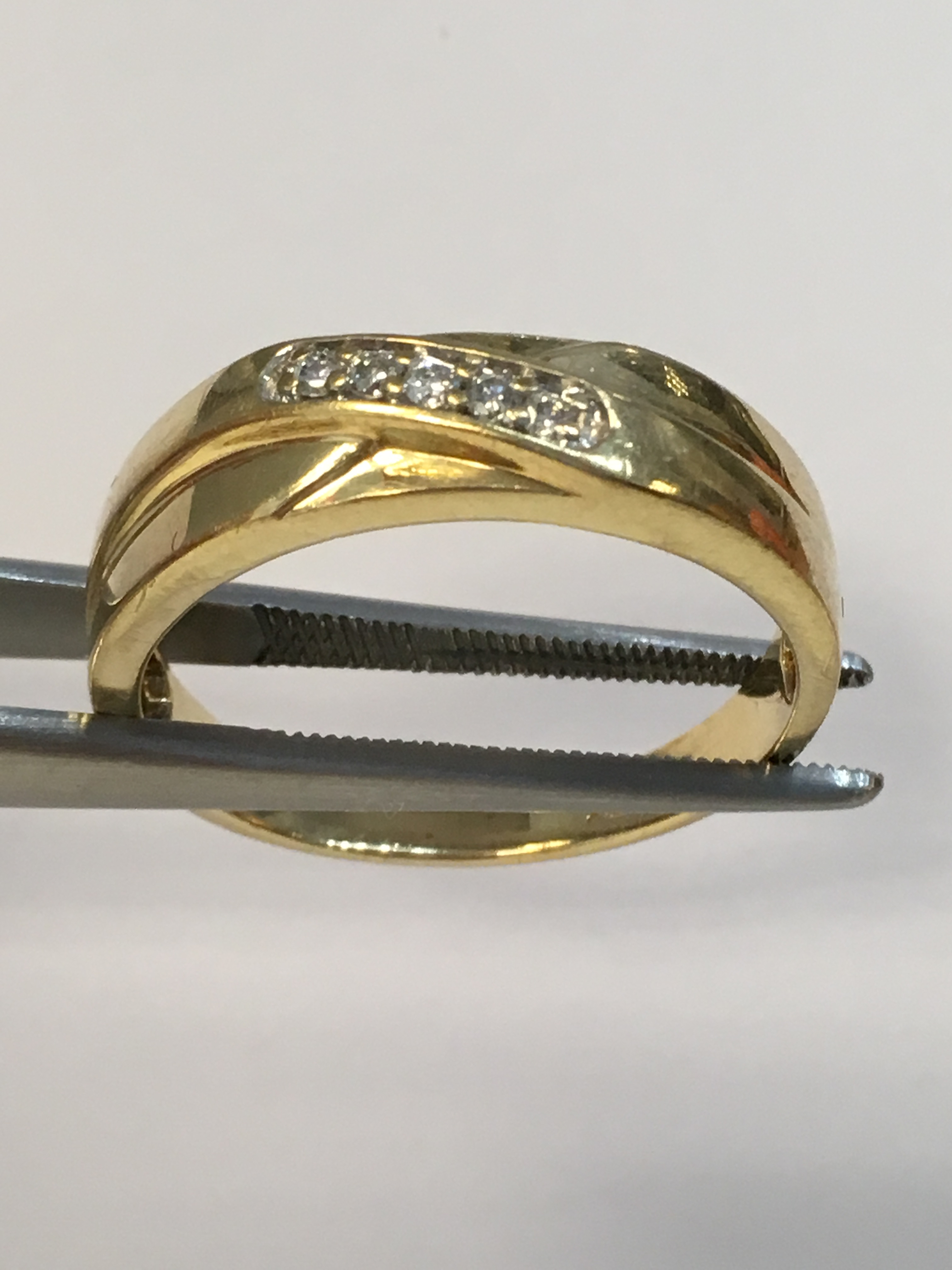 10K Yellow Gold Band with 5 Diamonds 0.08ct - Image 3 of 3
