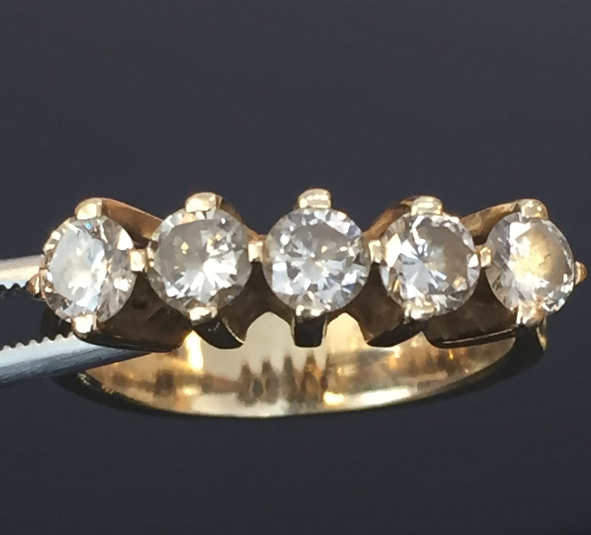 Pre-owned: 9ct yellow ring. Comprising of 5x4mm round diamonds