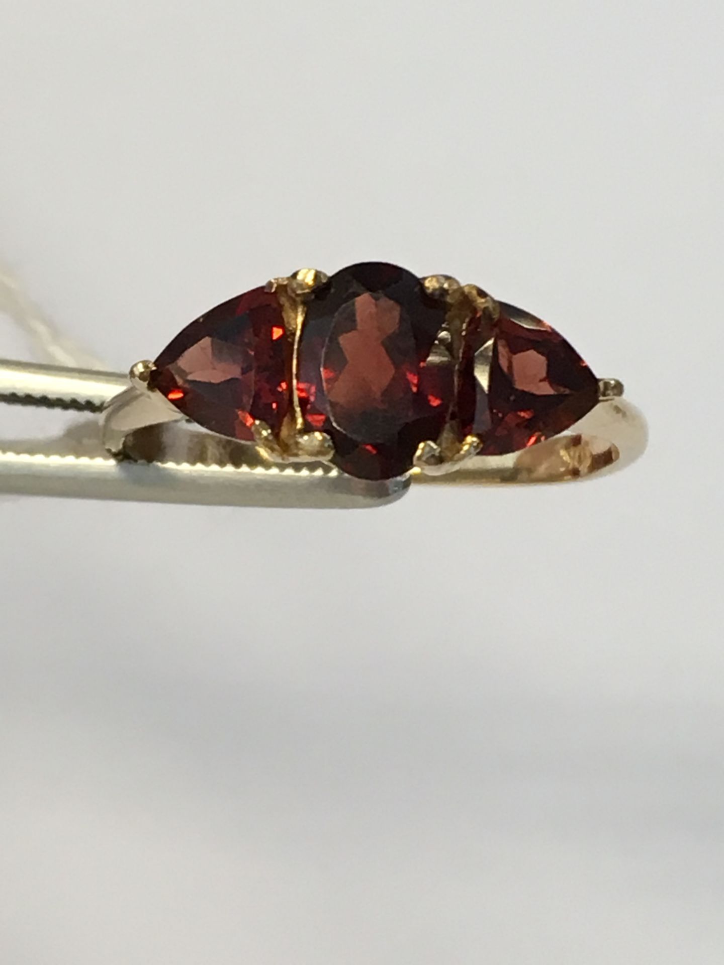 10K Yellow Gold ring with 3 Garnet Stones TW: 10ct - Image 2 of 3
