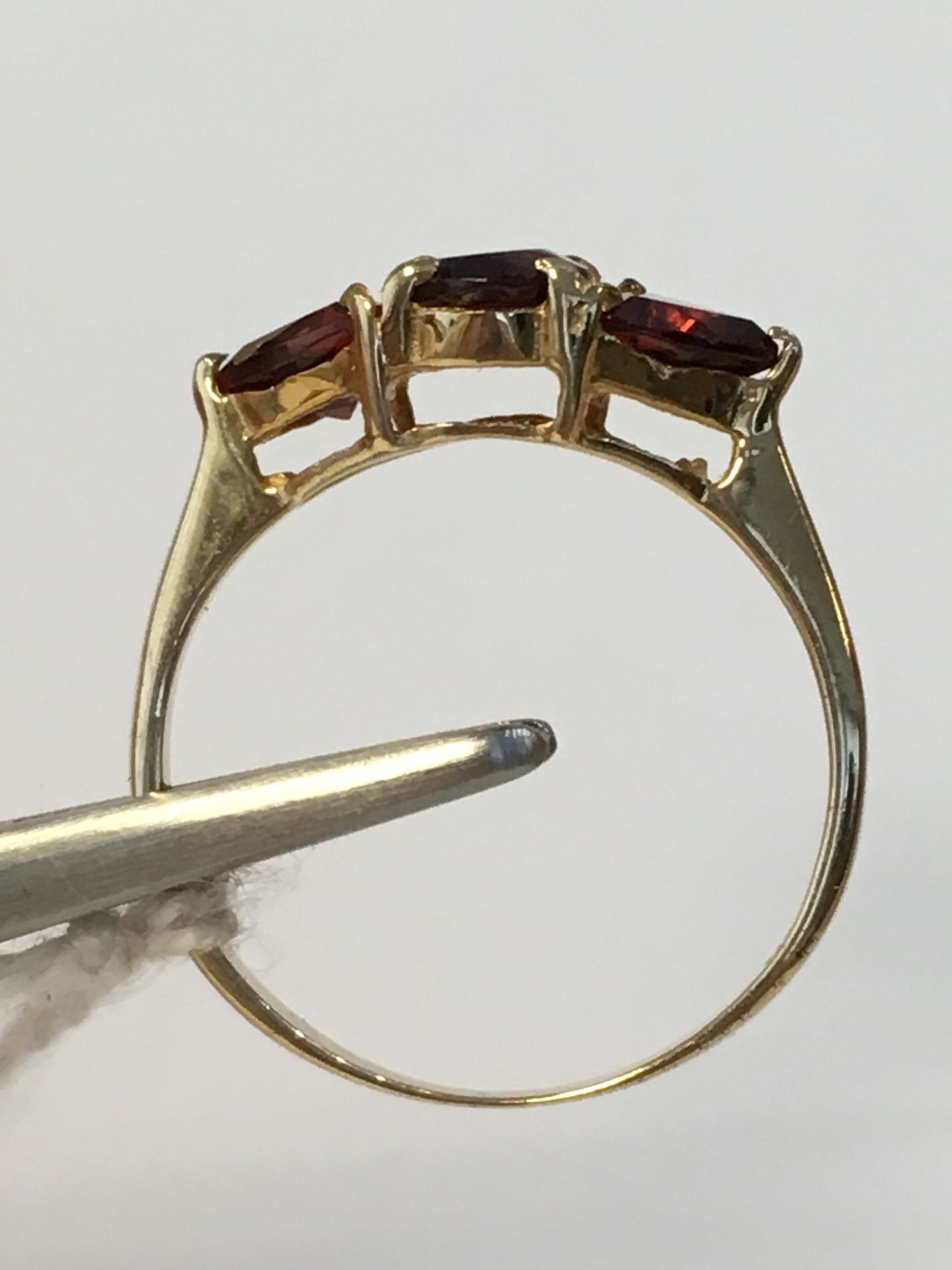 10K Yellow Gold ring with 3 Garnet Stones TW: 10ct