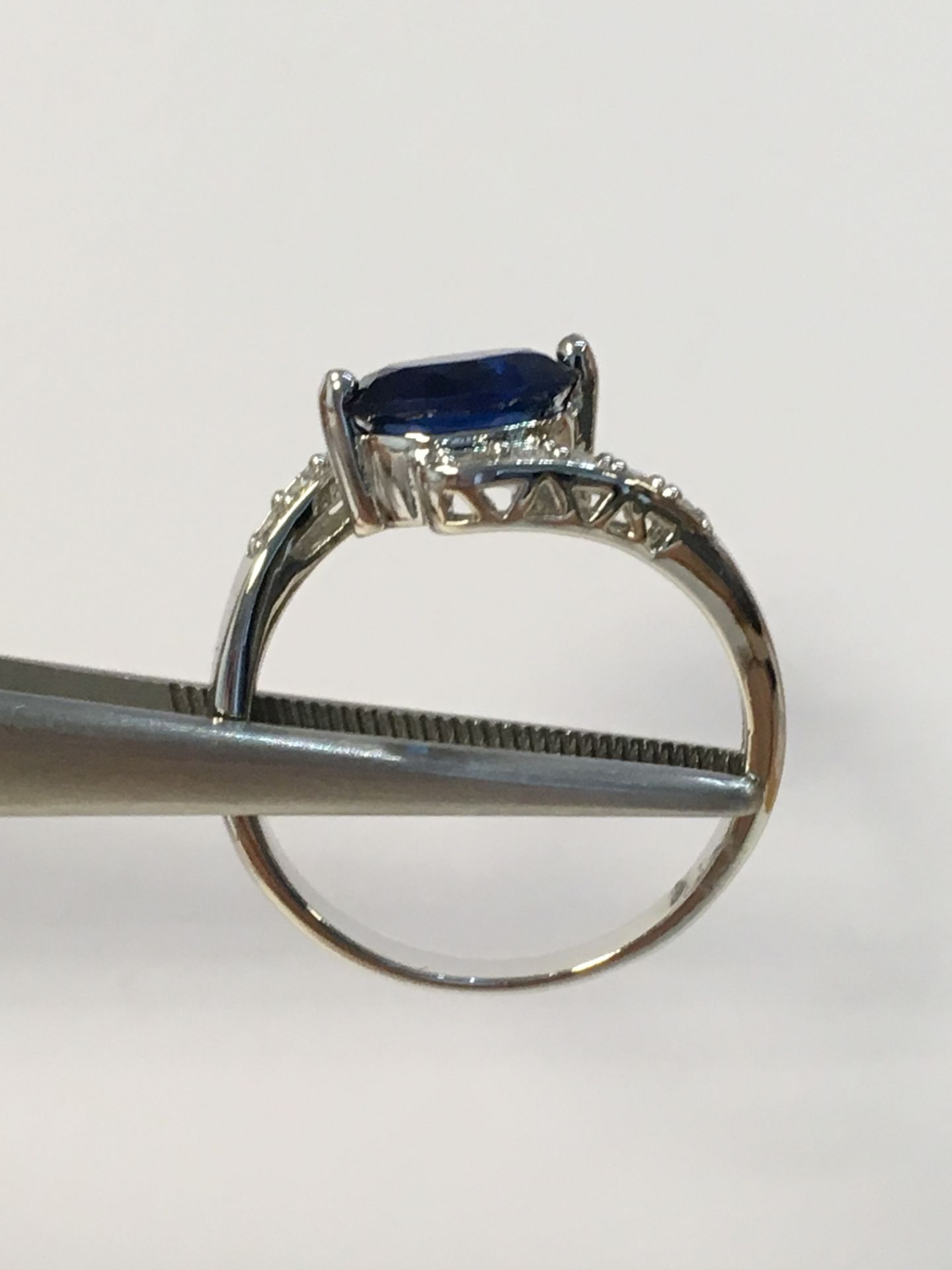 18K White Gold with Saphire and diamonds Hallmarked