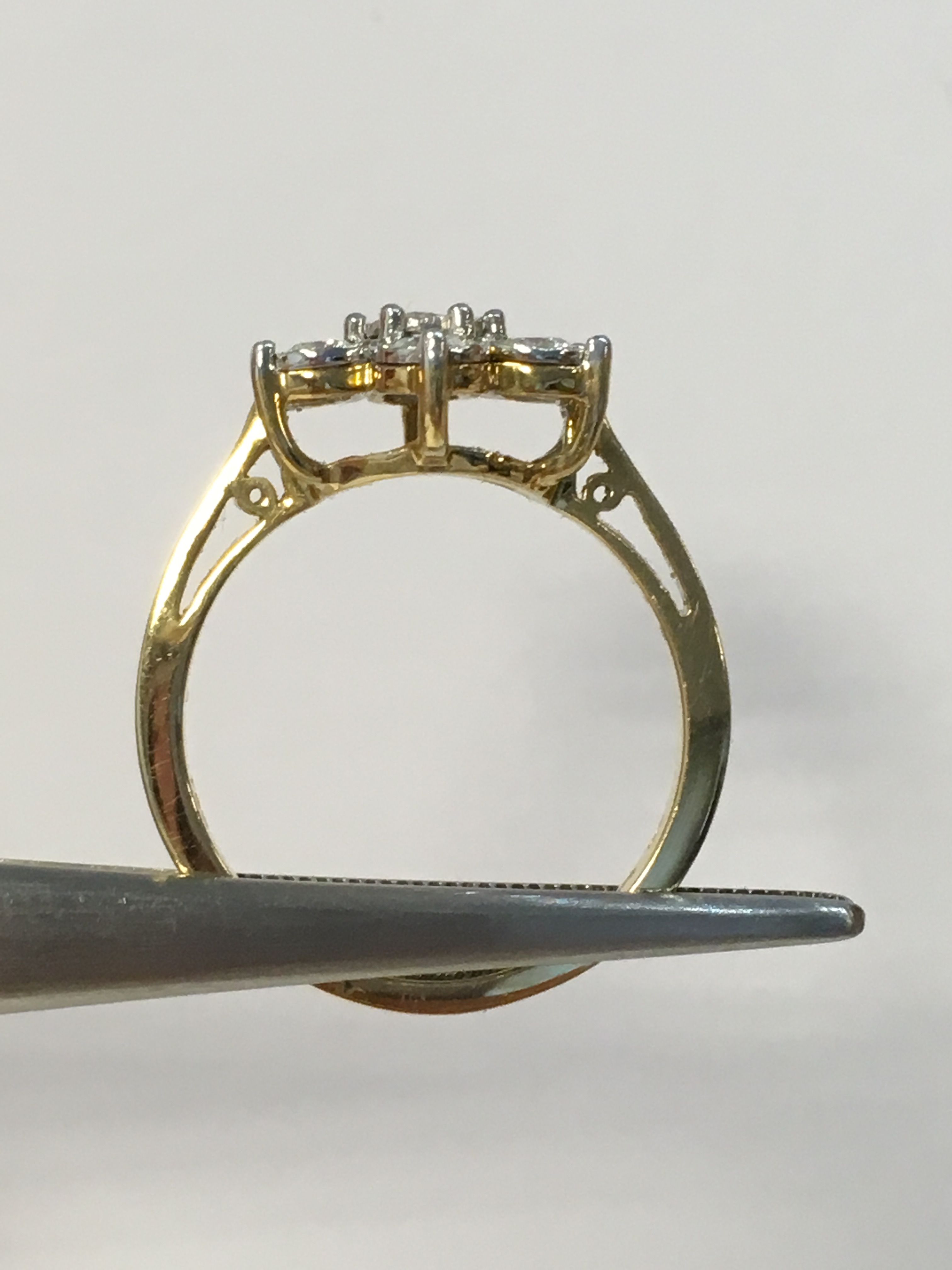 18K Gold and Diamond Ring - Image 2 of 3