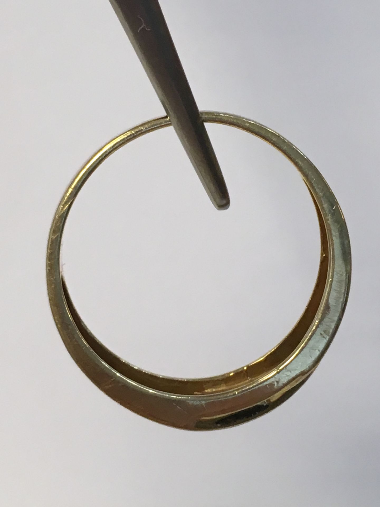 10K Yellow Gold Band with 5 Diamonds 0.08ct - Image 2 of 3