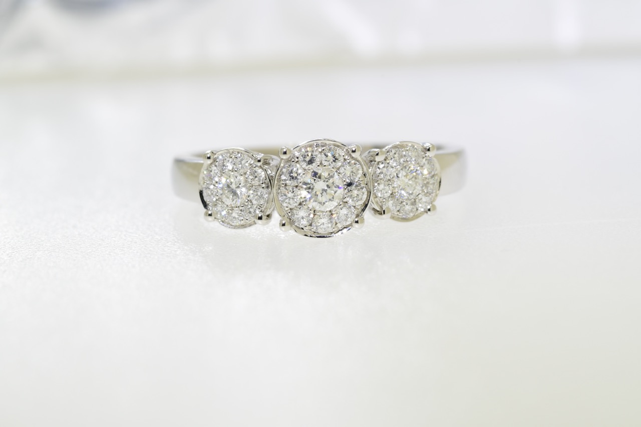 Diamond Ring "Triple cluster" Ring (VALUATION £1575) - Image 2 of 4