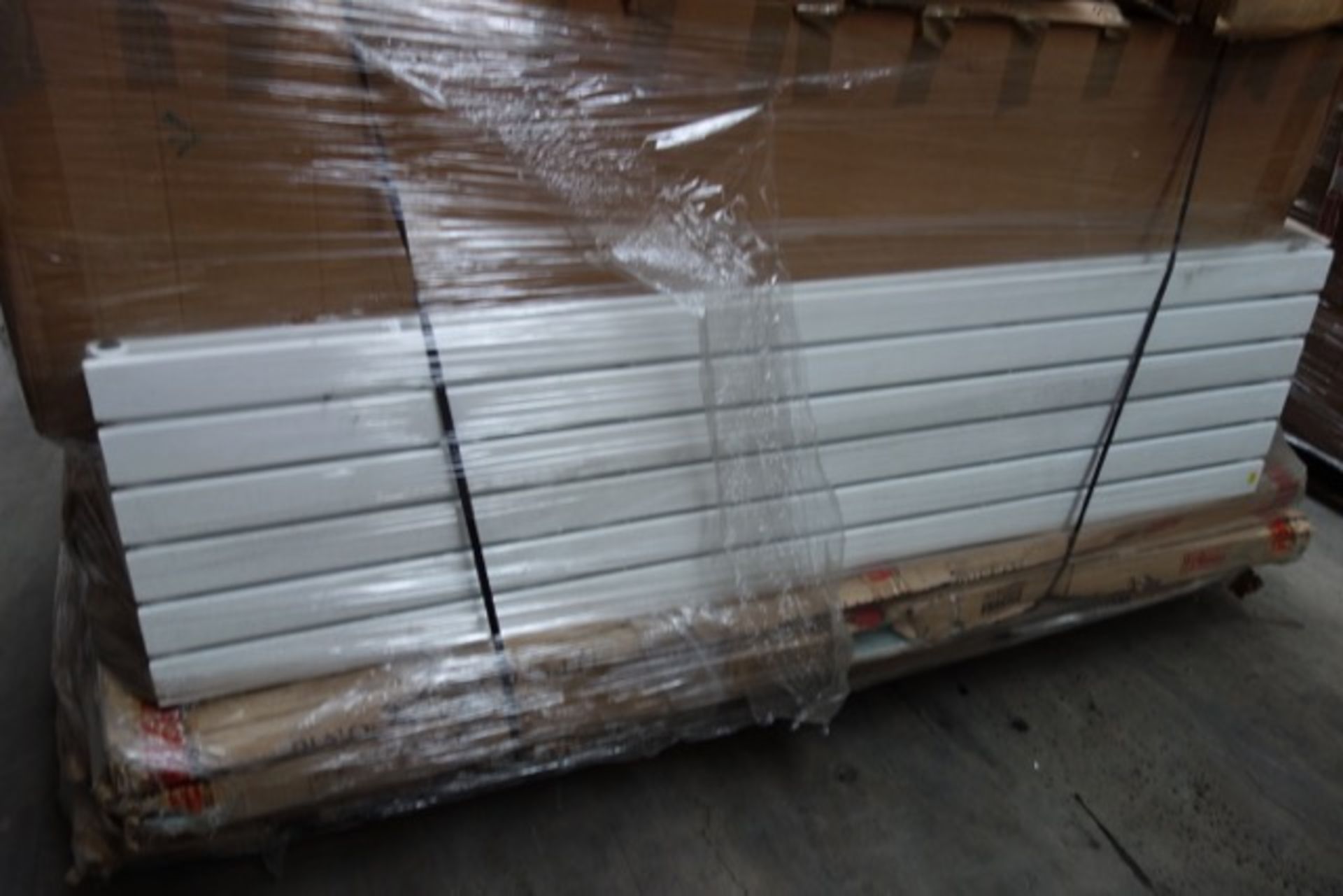 (20) PALLET TO CONTAIN 21 x ITEMS OF VARIOUS BATHROOM STOCK TO INCLUDE: WETROOM PANELS, QUADRANT - Image 2 of 3