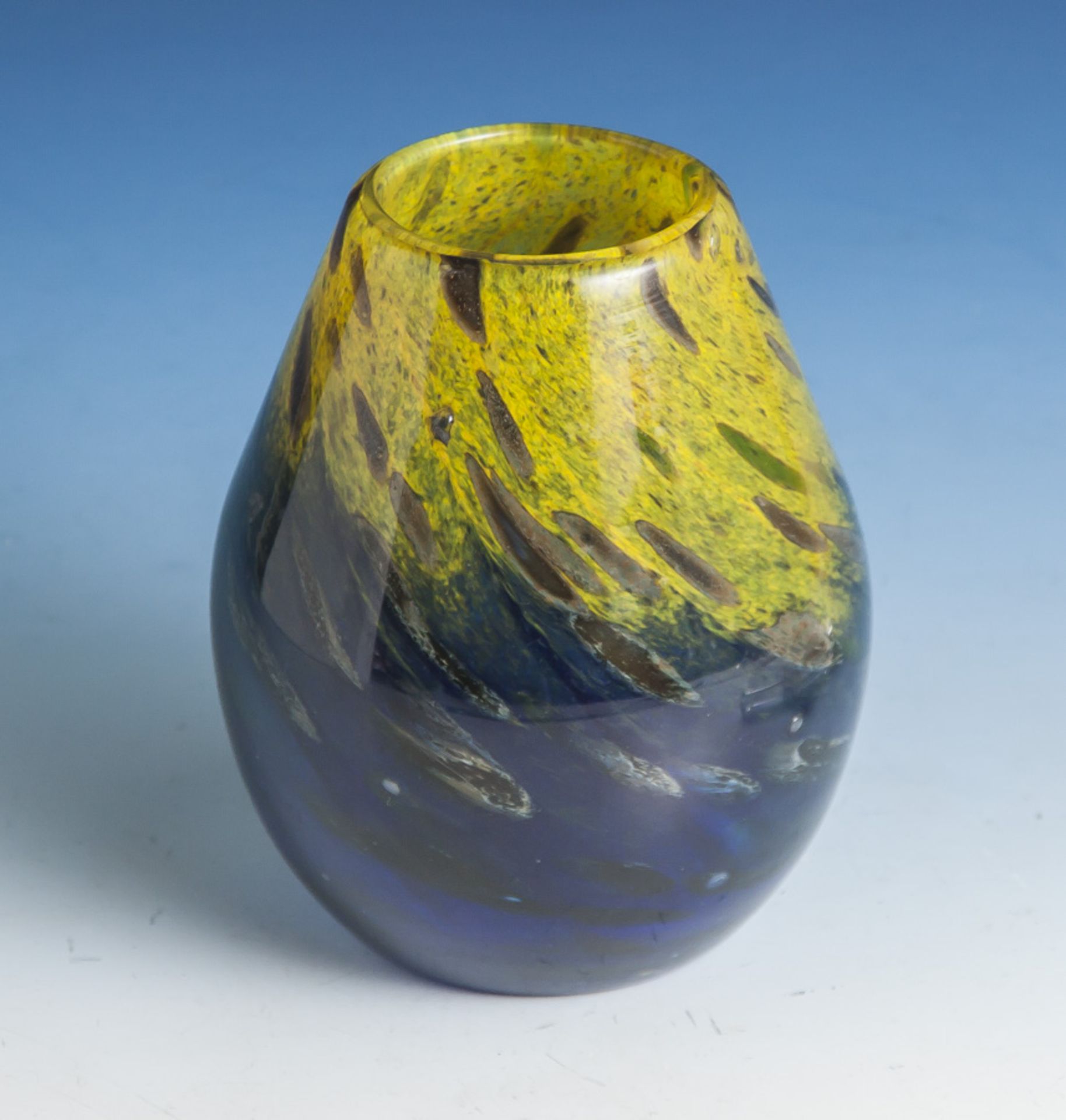 Kleine Vase, wohl 1970er Jahre, farbloses dickwandiges Glas, mit verlaufendenEinschmelzungen in