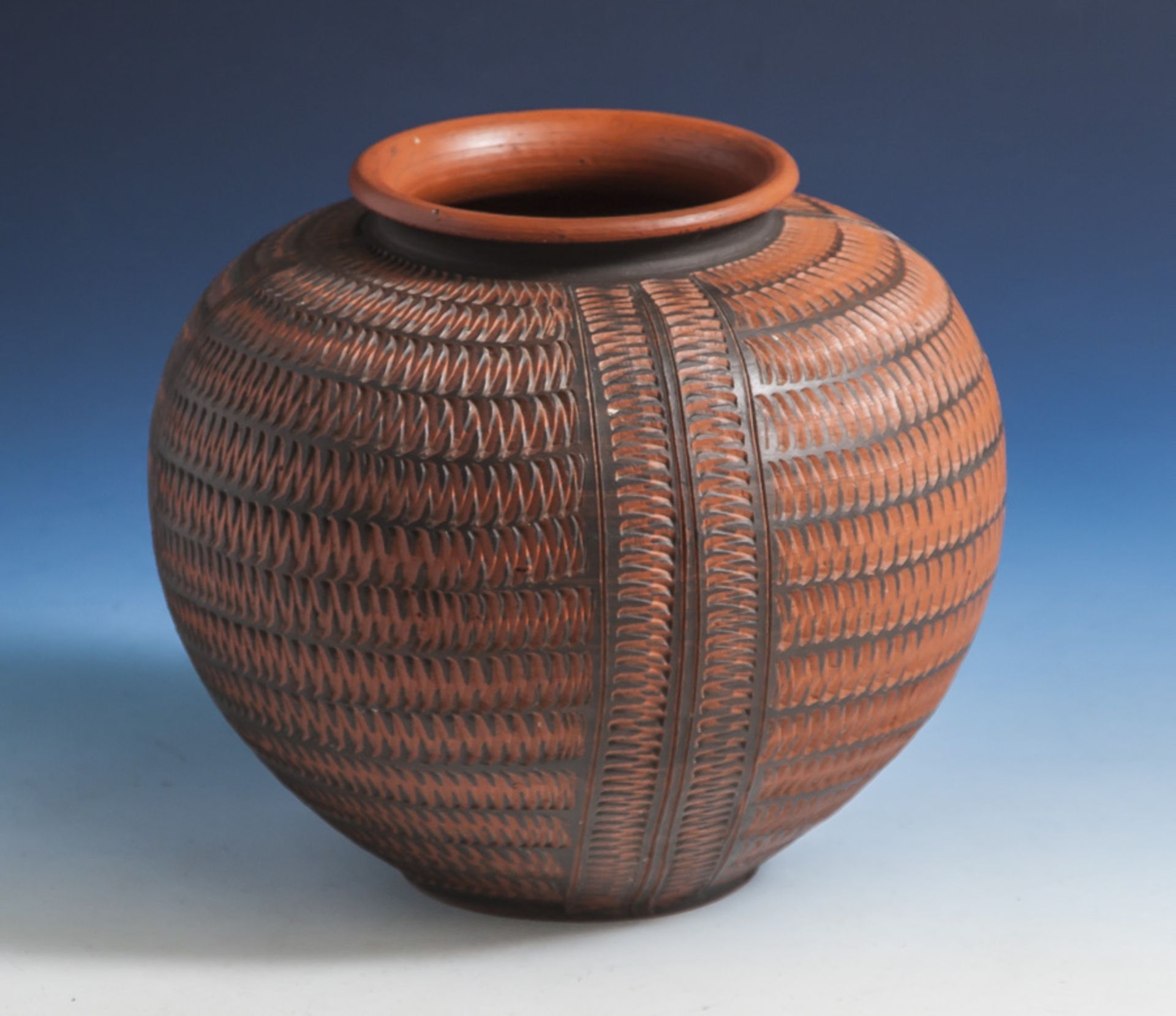 Vase, Art Déco, um 1920, bauchige Form, roter Scherben, die Wandung mit dunkel