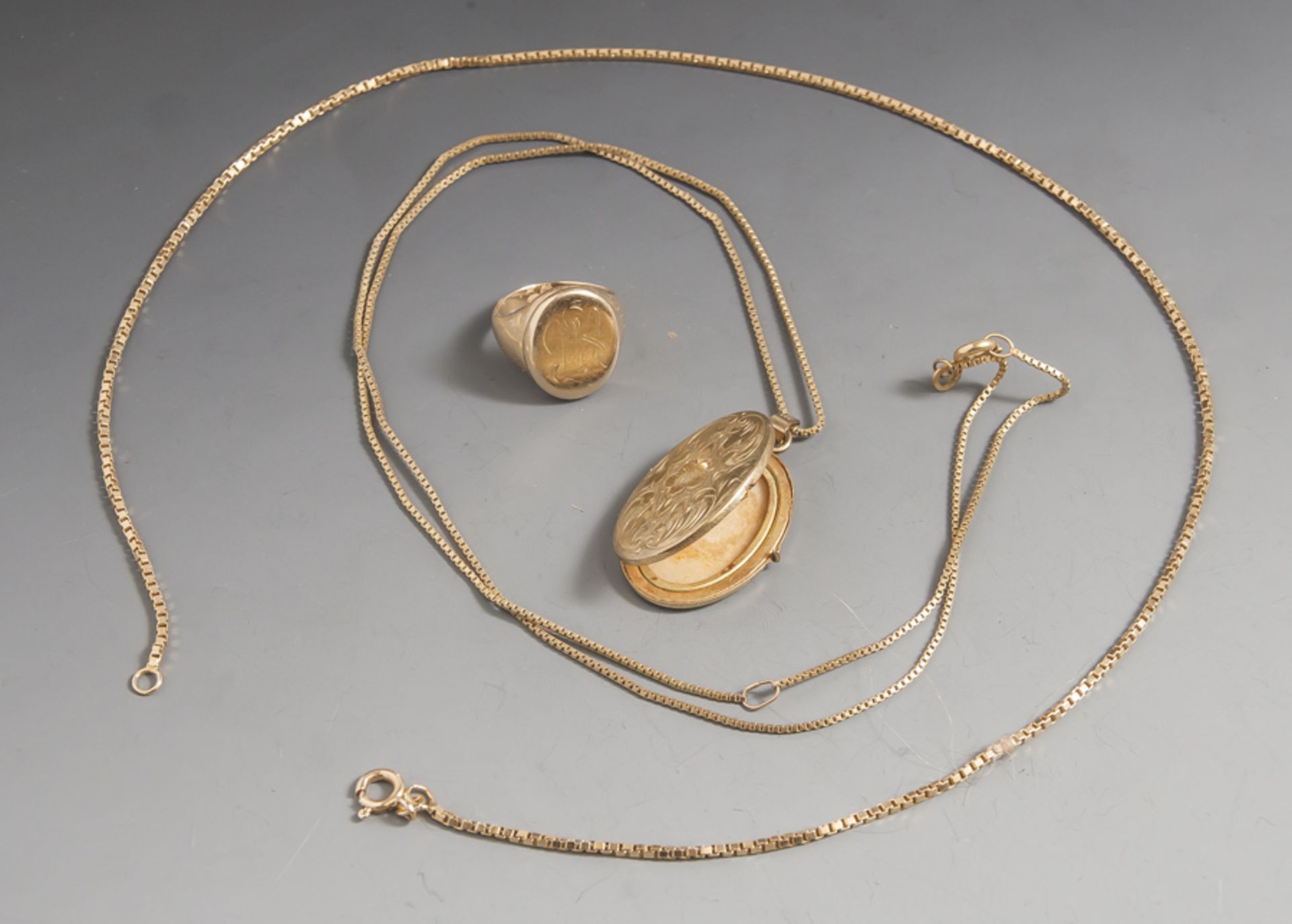 Posten Goldschmuck, 3 Teile, bestehend aus: 1 Ring, GG 585, ovale Platte m. graviertemMonogramm
