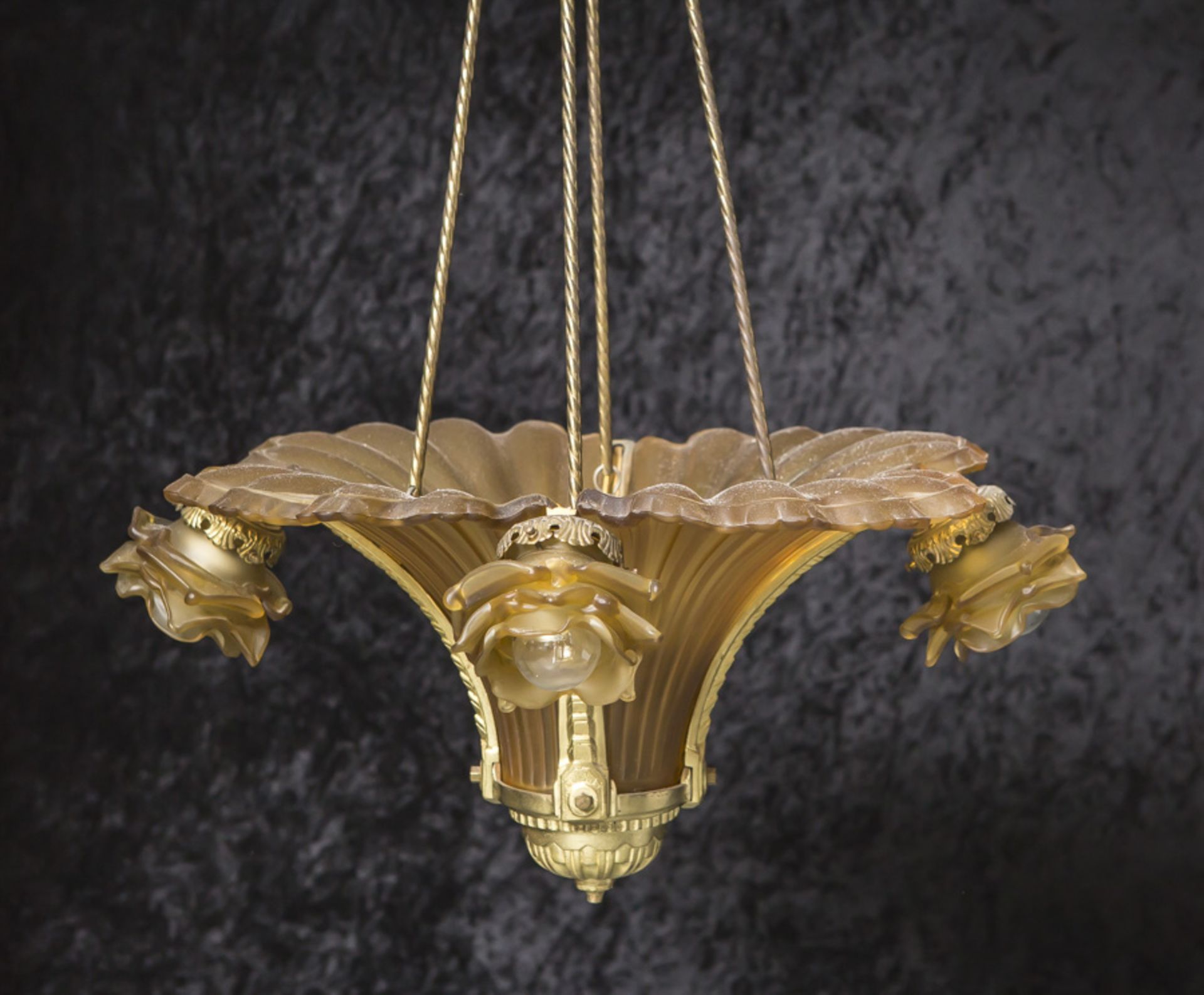 Deckenlampe, wohl Murano, um 1920/30, honigfarbenes, satiniertes Glas, Gestell aus verg.Bronze, 4