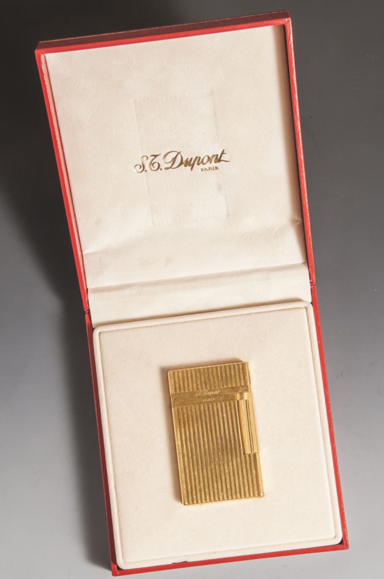 Feuerzeug, S. T. Dupont, Paris, vergoldet, Ligne 2, mit vertikalem Liniendekor. Monogramm"R", in
