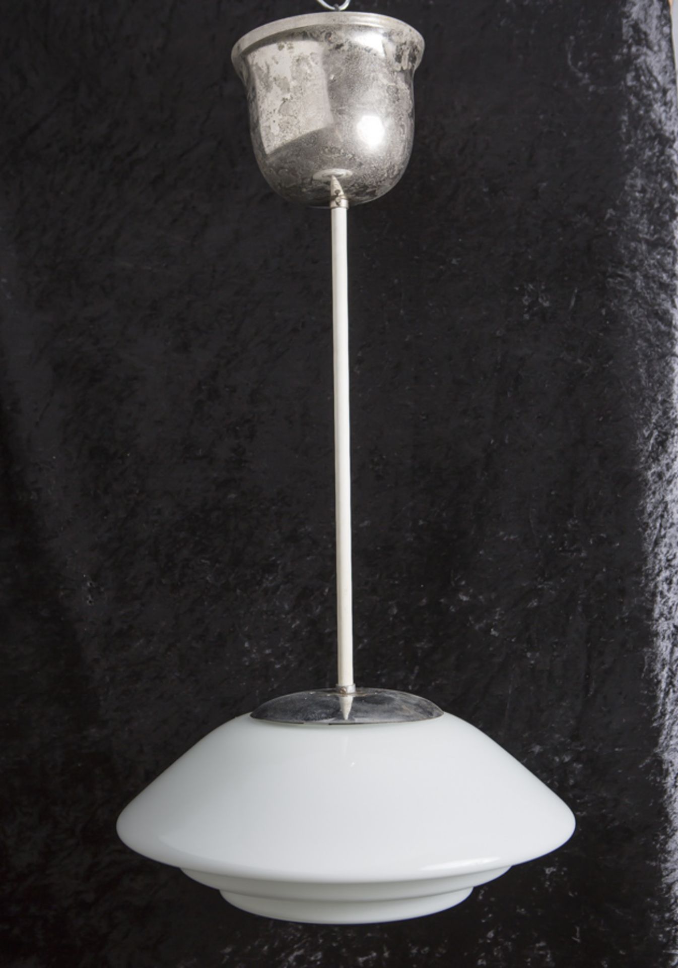 Deckenlampe, Art Déco, Schale aus weißem Opalglas, mehrfach stufenförmig gearbeitet,Stange weiß,