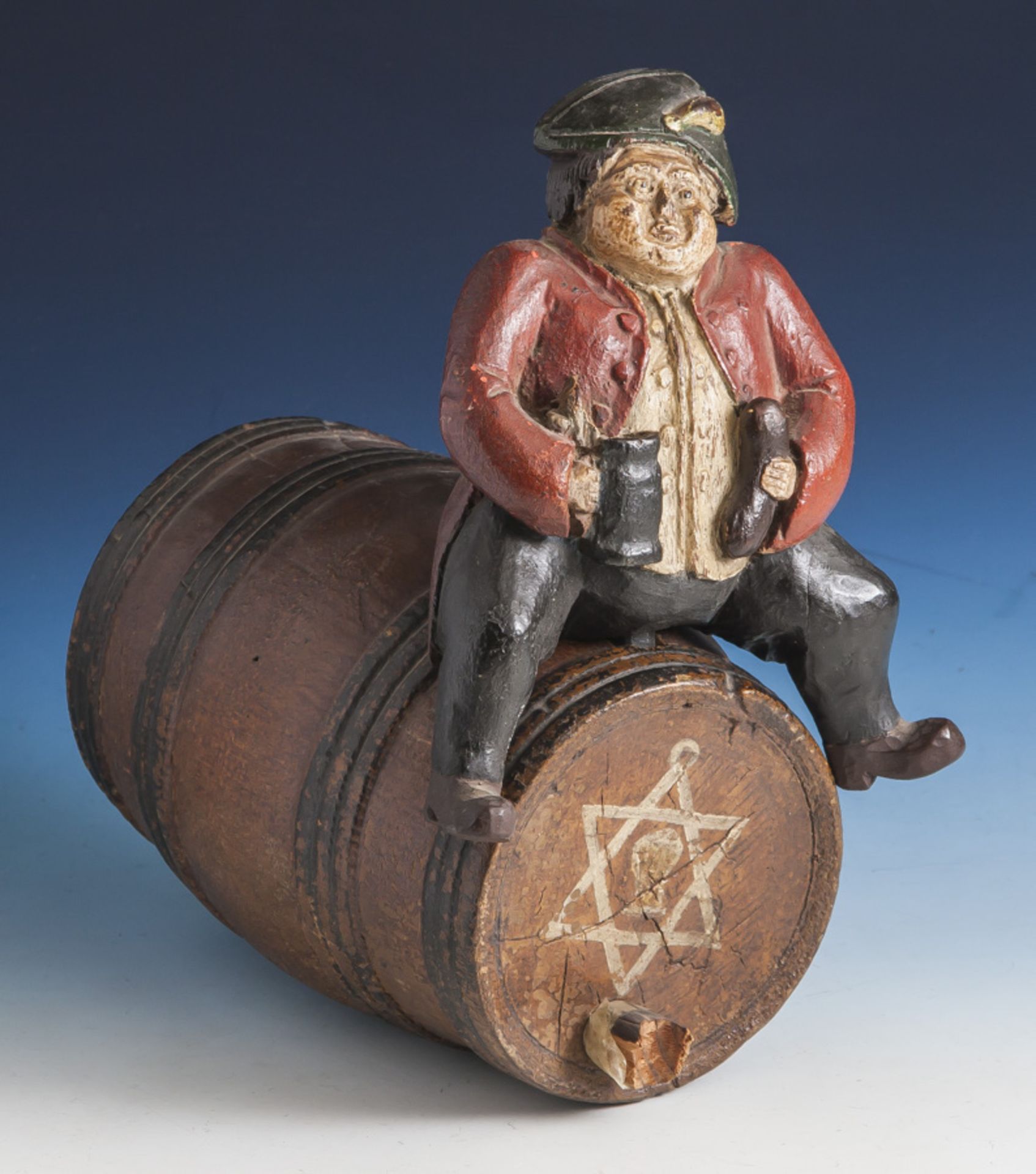Kleines Holzbierfass, darauf sitzend eine Figur mit je einem Bierkrug in den Händen,Eiche, teils