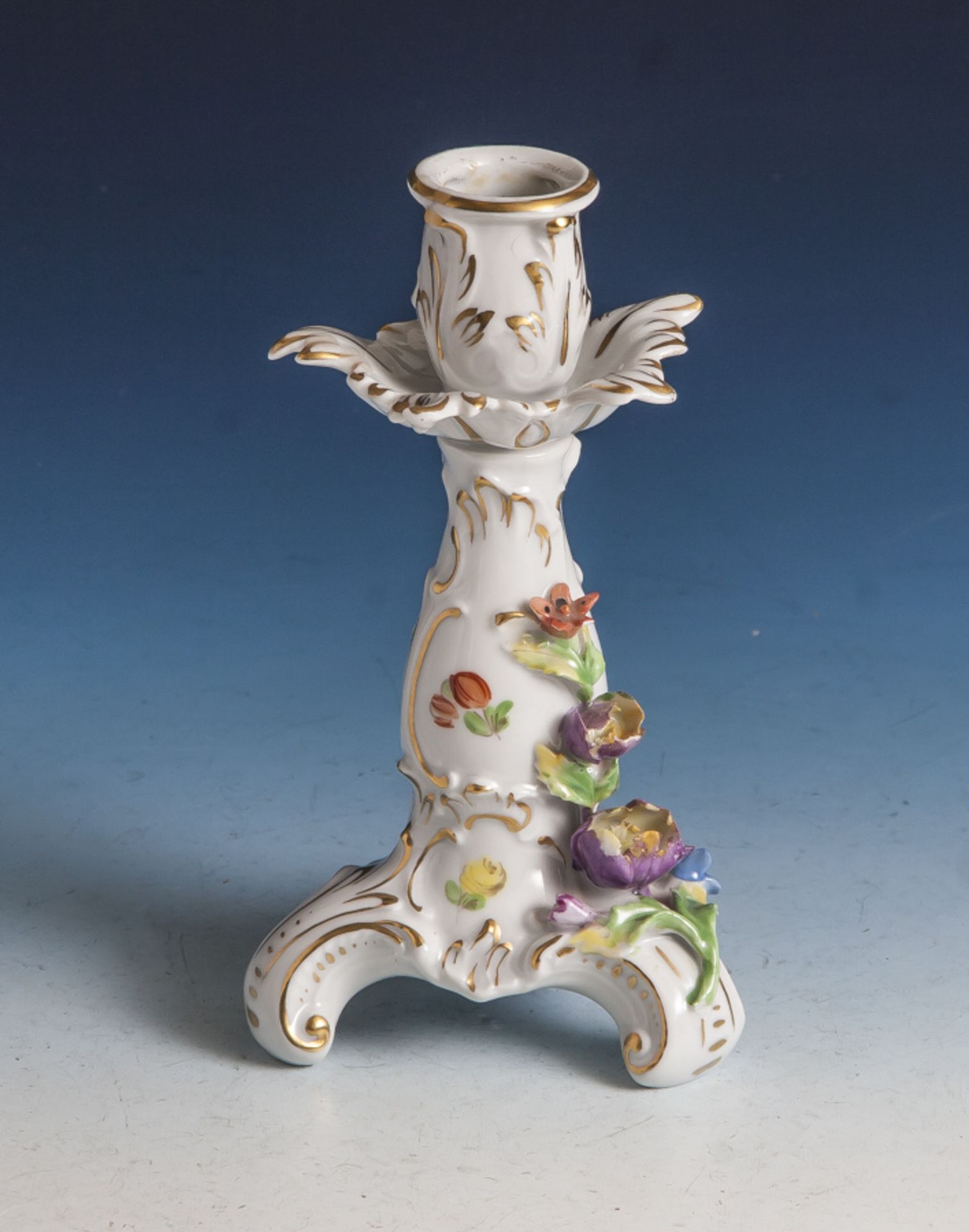 Kerzenhalter, Porzellan, aufgesetzte Blüten, Porzellanmarke Dresden. H. ca. 16 cm.