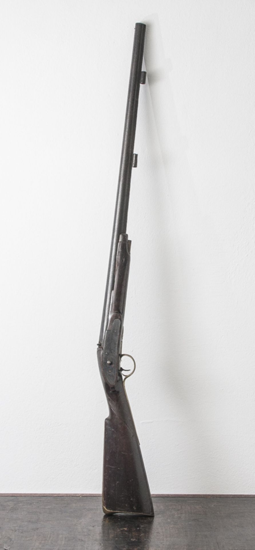 Percussions-Jagdgewehr, 19. Jahrh., Cal. ca. 18 mm, L. Gesamt ca. 122 cm. Hahn undLadestock