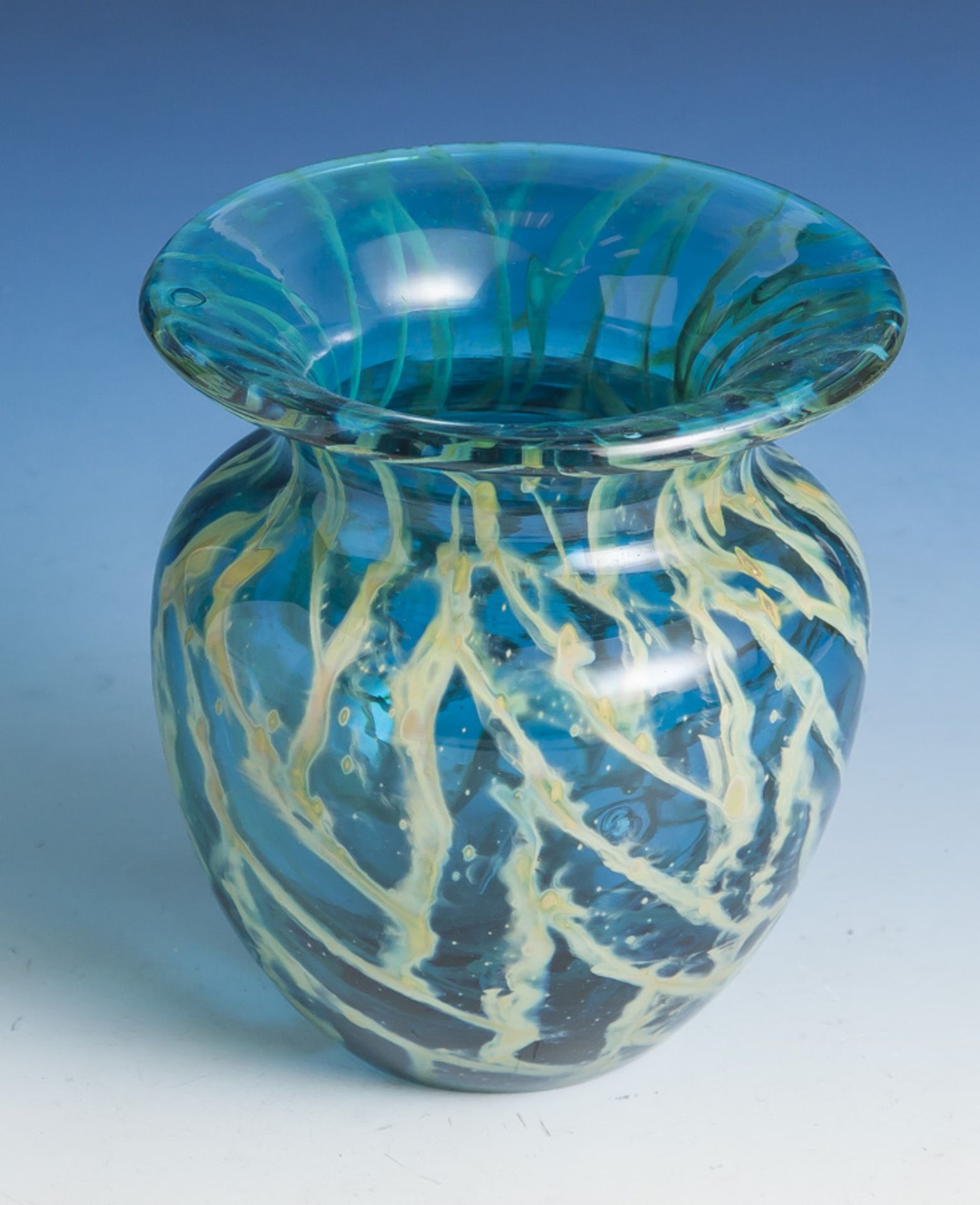 Vase Mdina, Malta, Glasstudio, 1970er Jahre, türkisblau unterfangenes Glas, mitsandfarbenen