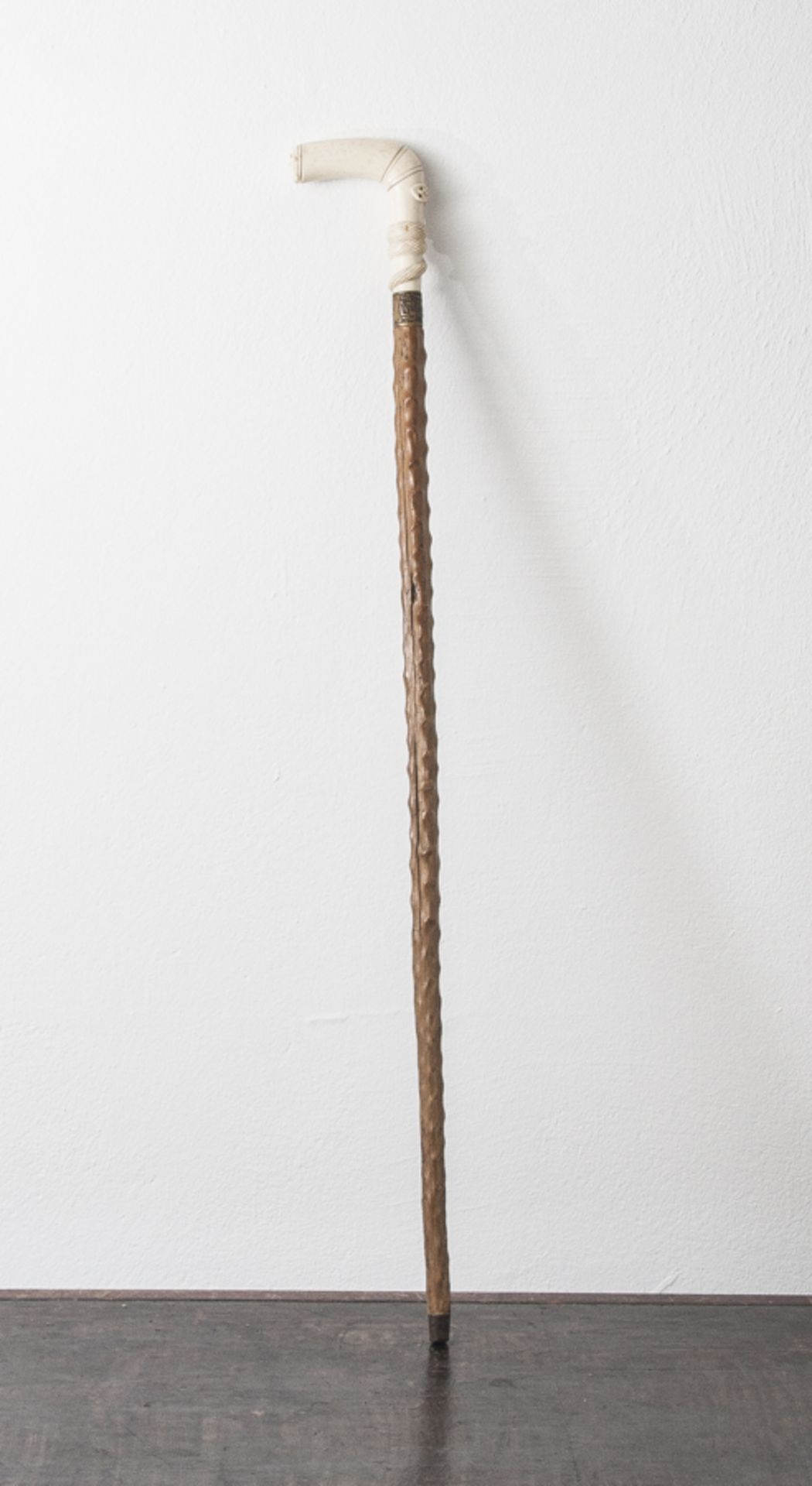 Gehstock, Griff aus Bein geschnitzt, umwunden von einer Schlange, um 1900.