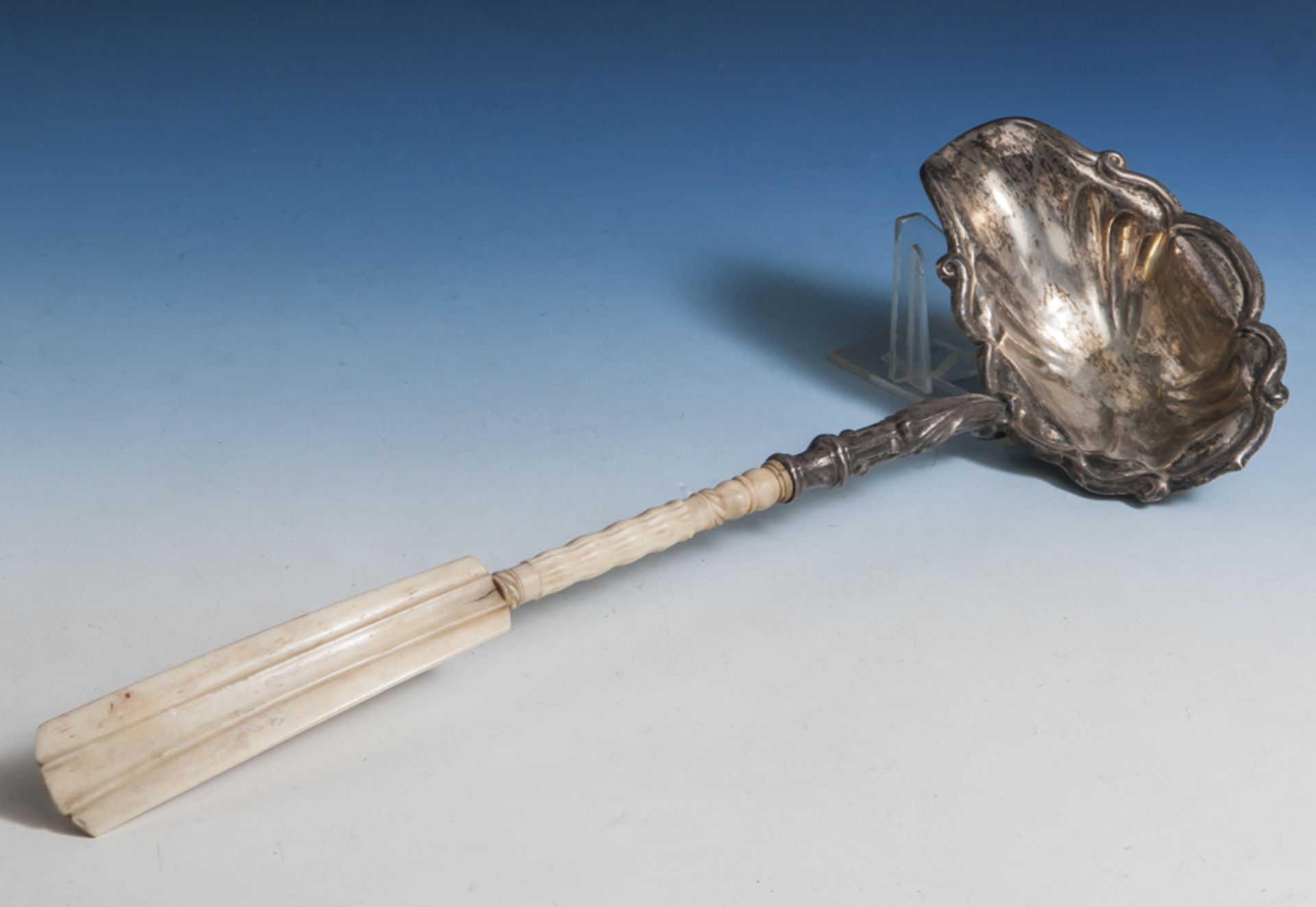 Biedermeier Schöpfkelle, Silber, Kelle in Rocailleform m. seitl. Ausguß, der Griff erg.,ohne