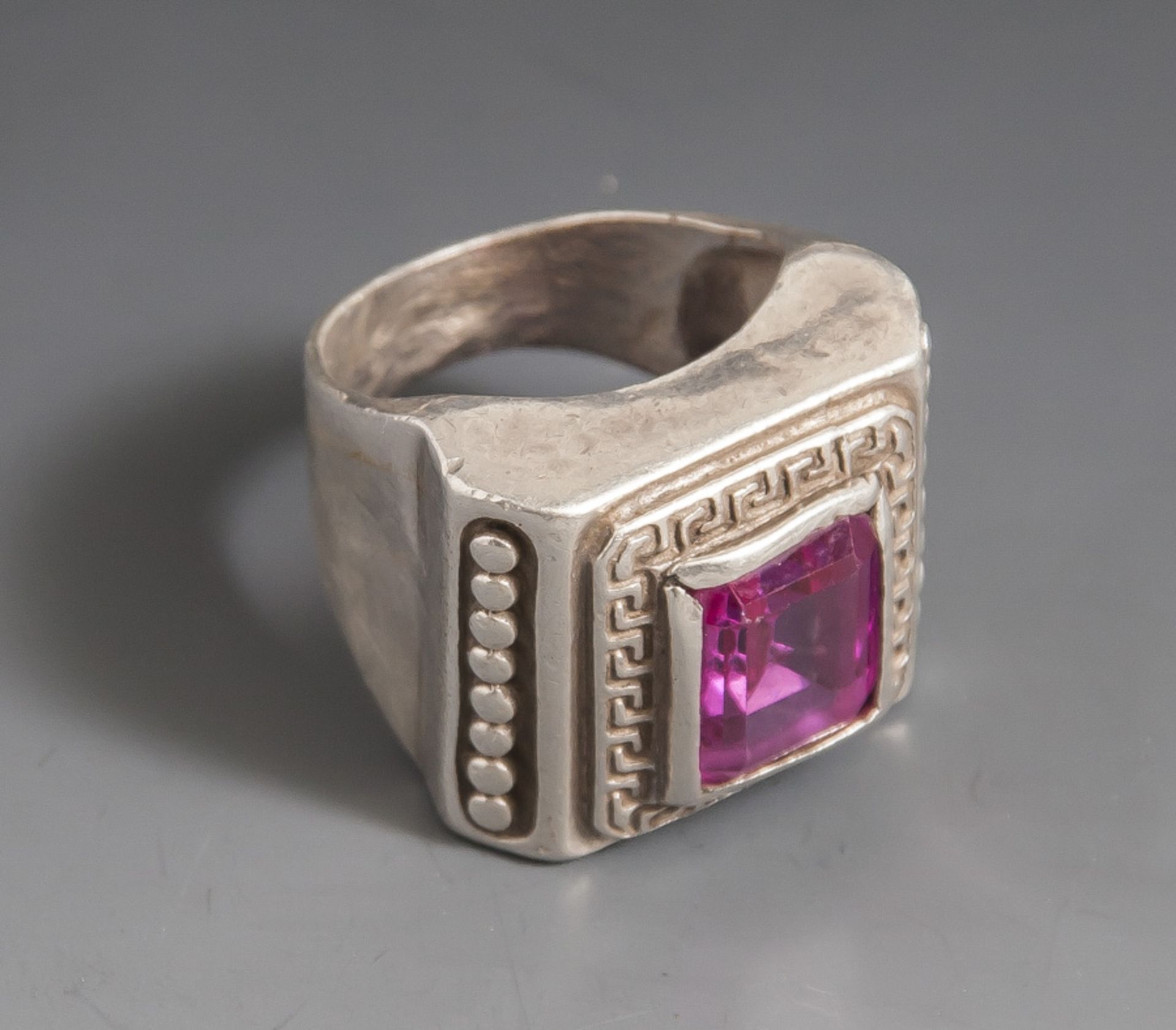 Herrenring, Silber 925, ausgefasst mit 1 Rubin, Baguette-Schliff, ca. 12 x 9 x 7,5 mm.Ringgröße: