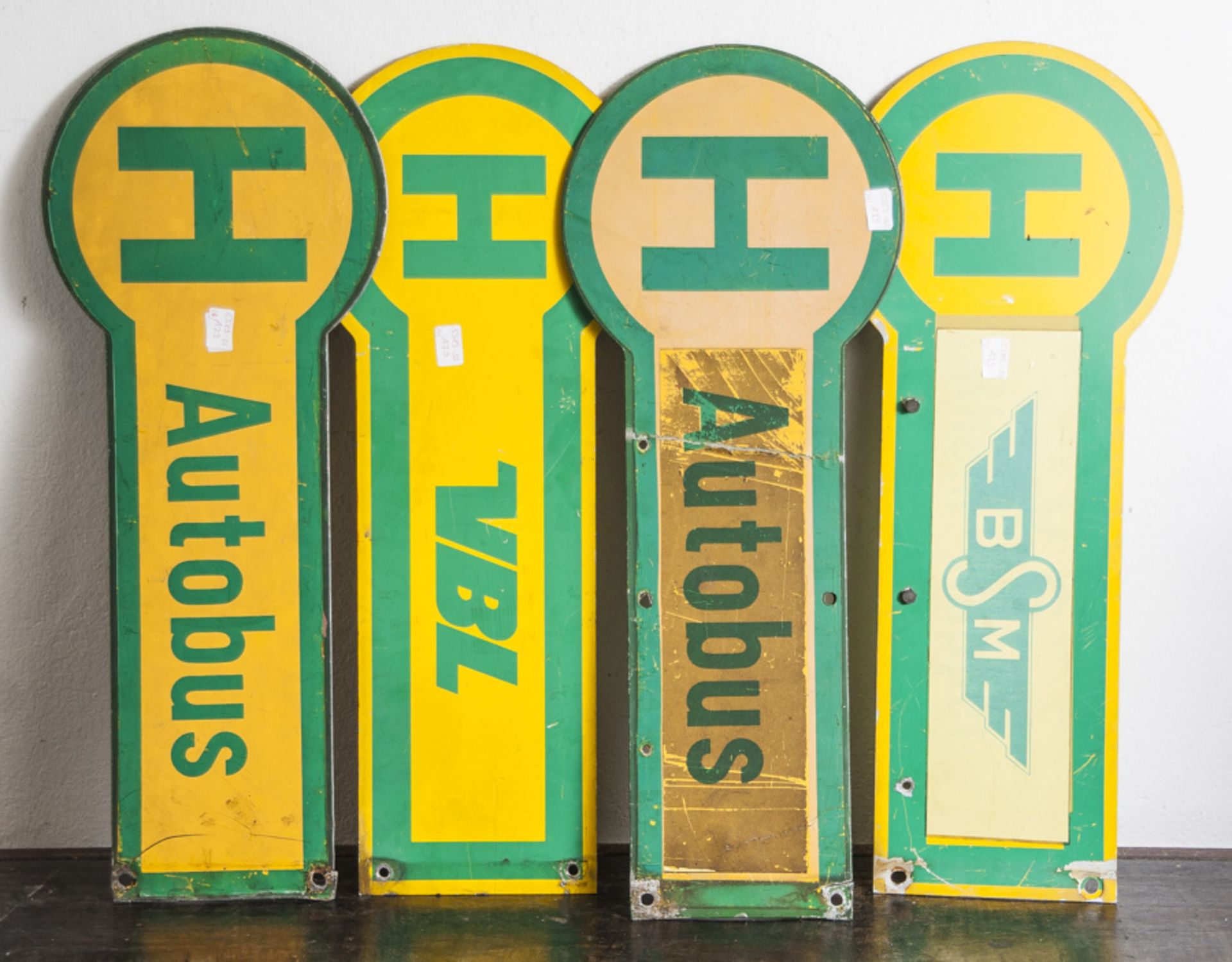 Konvolut v. vier Bushalteschildern, Eisen, gelb/grün: 2 x Aufschrift "H - Autobus", 1 xAufschrift "H