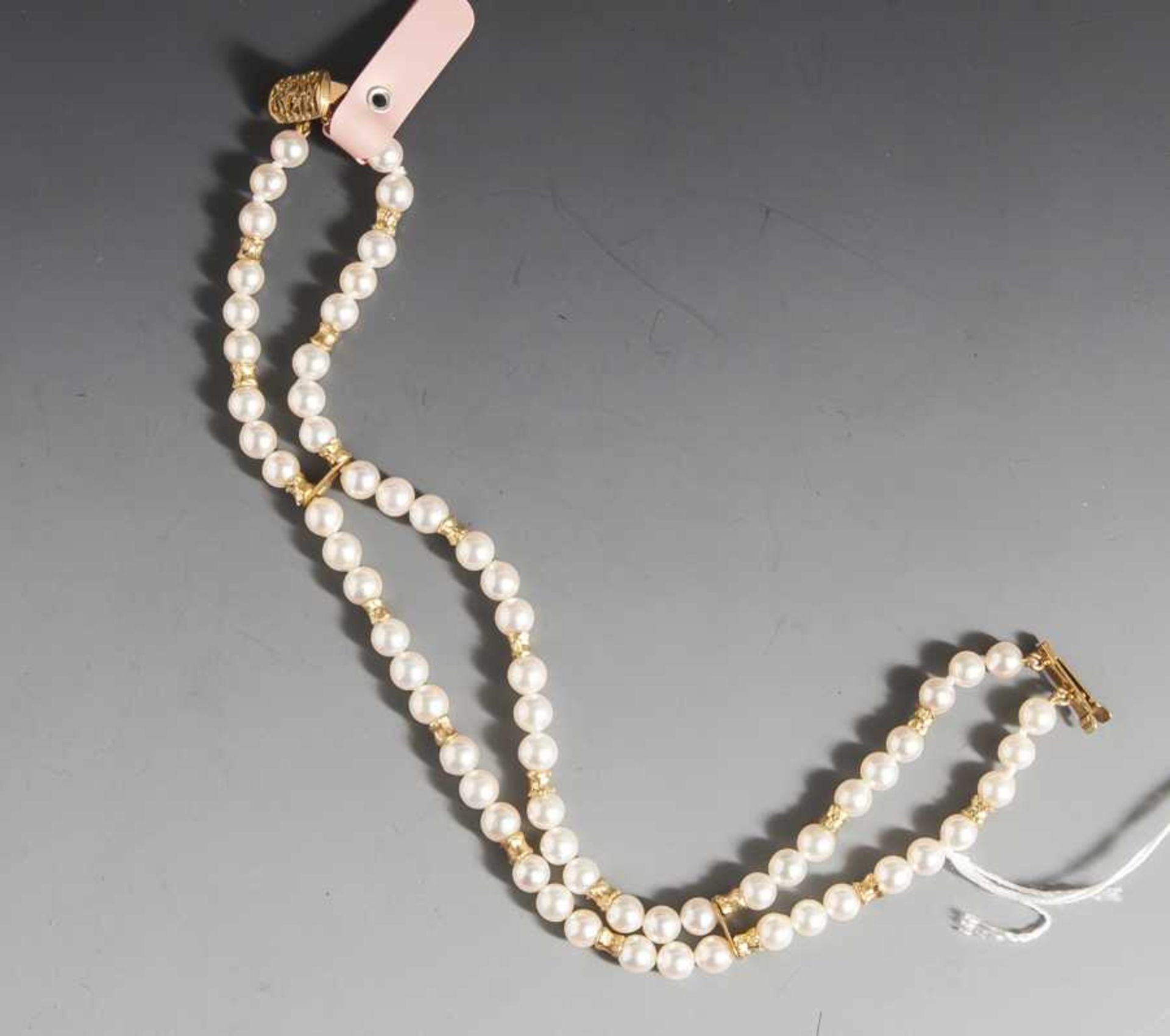 Armband mit 66 kleinen Perlen, doppelreihig, Goldverschluss 333. L. ca. 19,5 cm. DamaligerNP 1250
