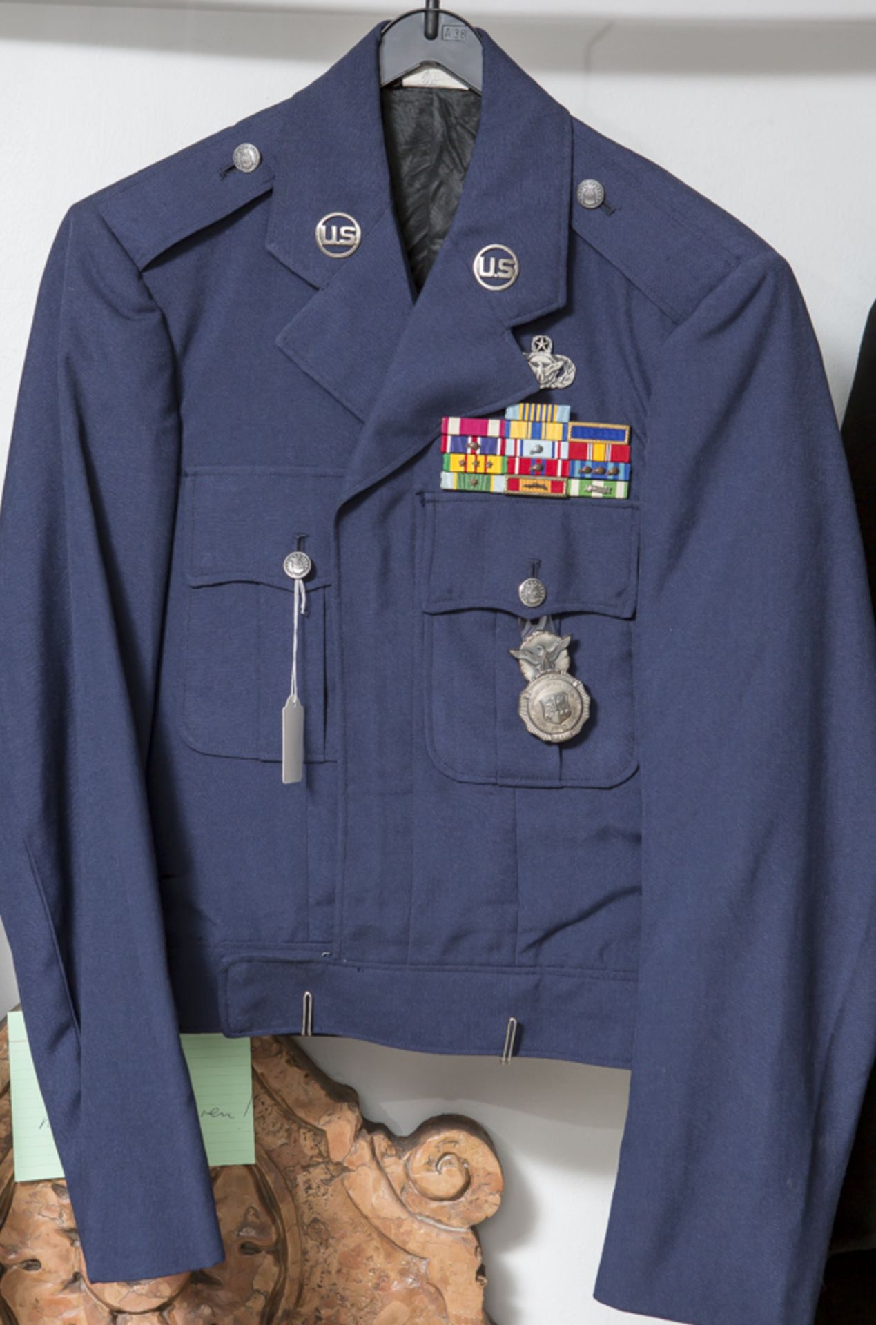 Uniform Security Police, Air Force, USA, milit. Jacke mit div. Auszeichnungen u. and.Plaketten. Sehr