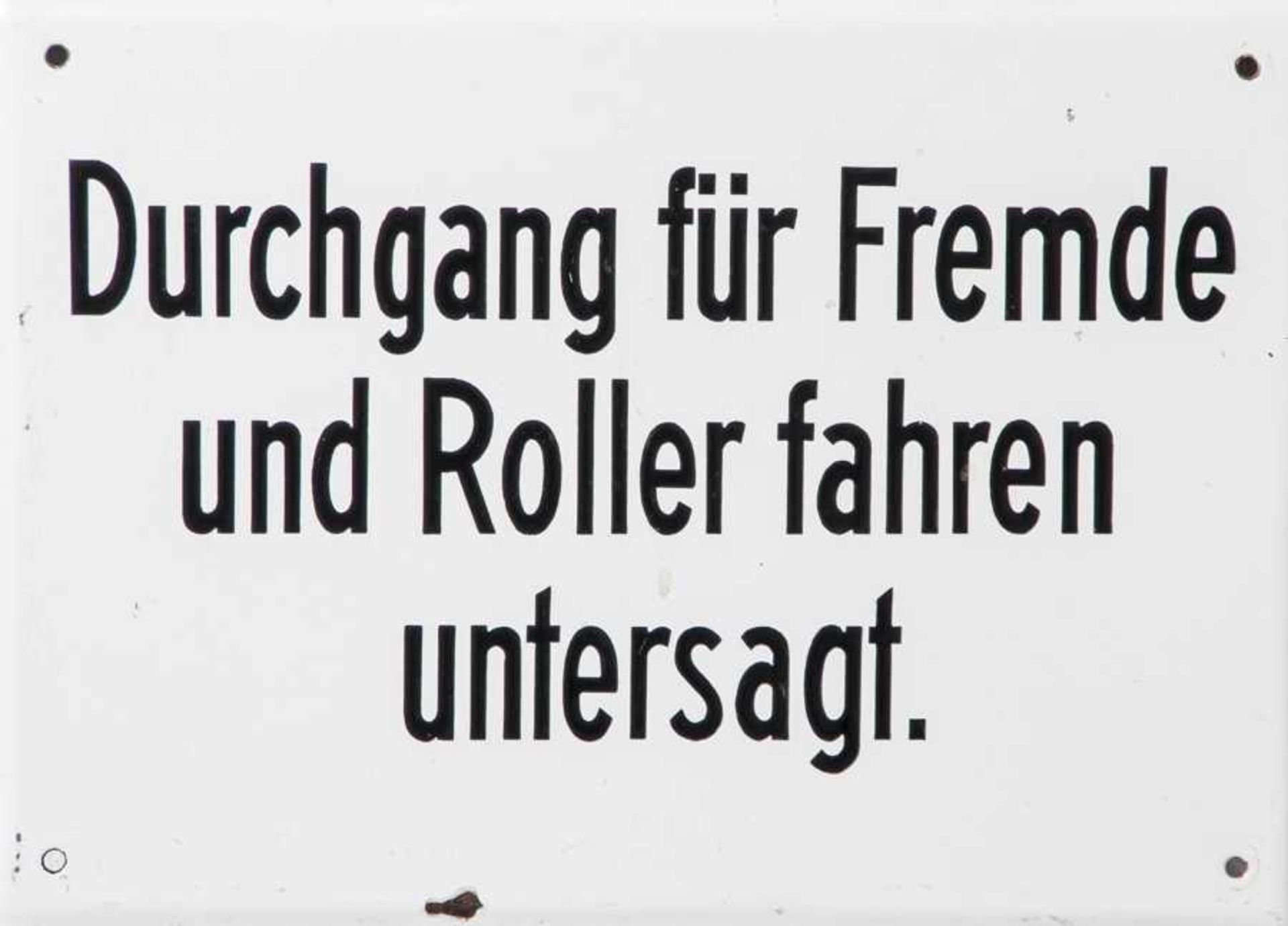 Emailschild, auf weißem Fond in schwarzen Lettern "Durchgang für Fremde und Roller fahrenuntersagt",