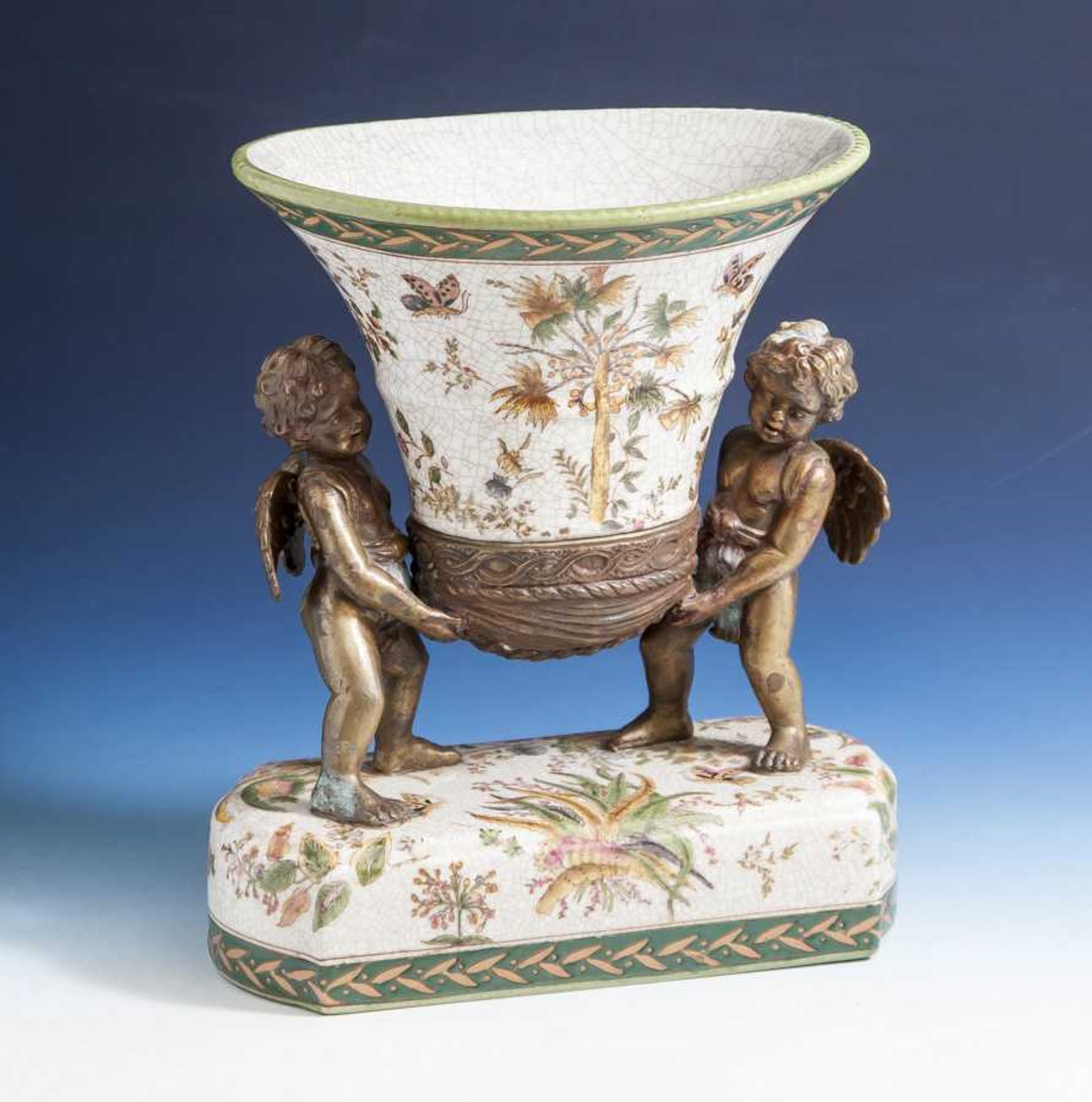 Vase in Kraterform, re. u. li. je von einem Engel getragen, 20. Jahrhundert, FirmenmarkeWong Lee,