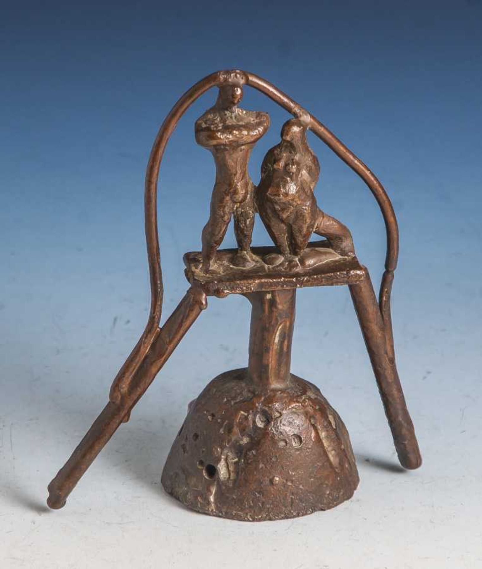 Unbekannter Künstler, Bronze, auf einer Plattform zwei nackte Personen (Mann u. Frau),stehend auf