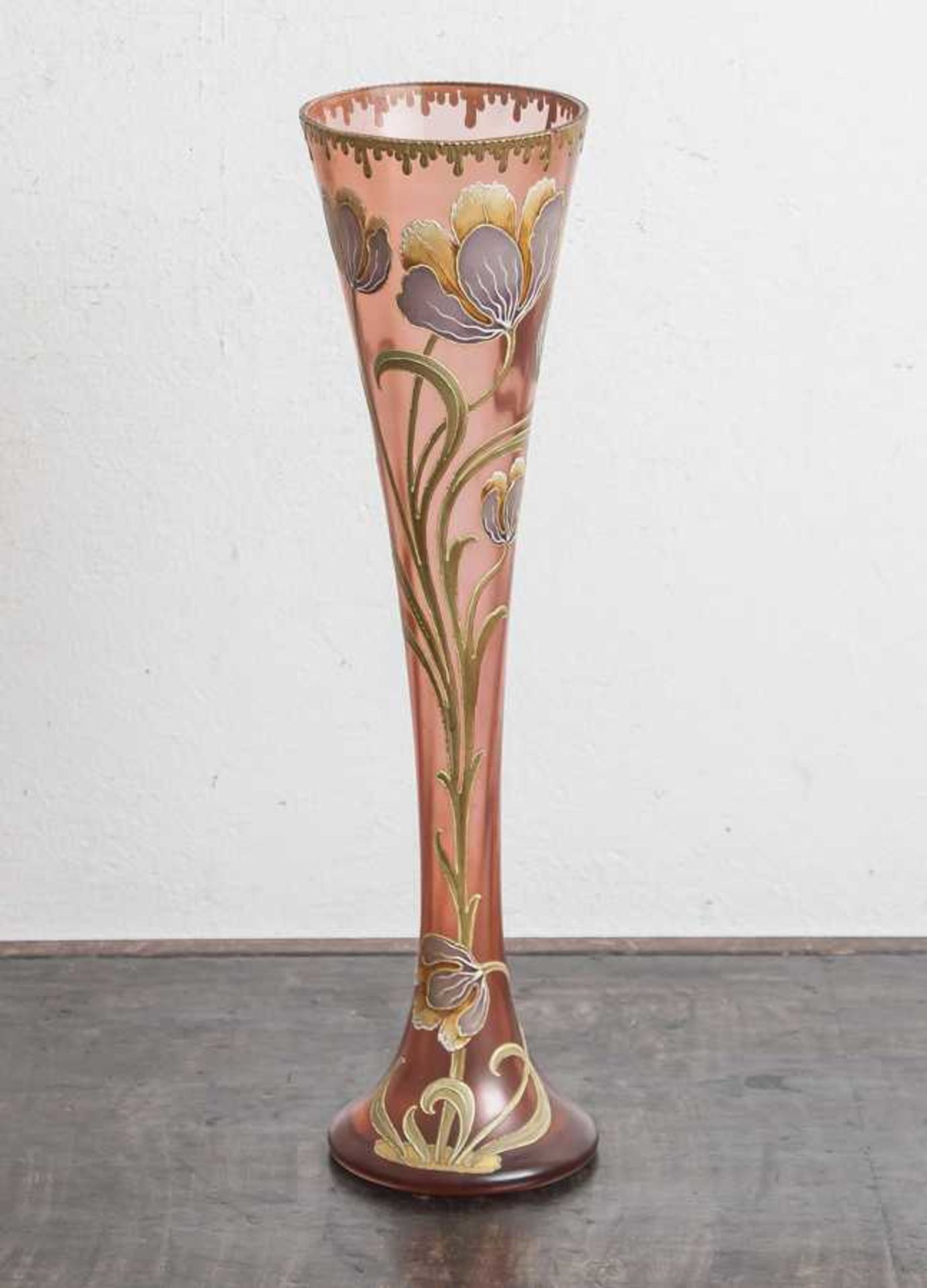 Jugendstilvase um 1900, farbloses Glas, leicht rosa überfangen, elegante Trichterform,