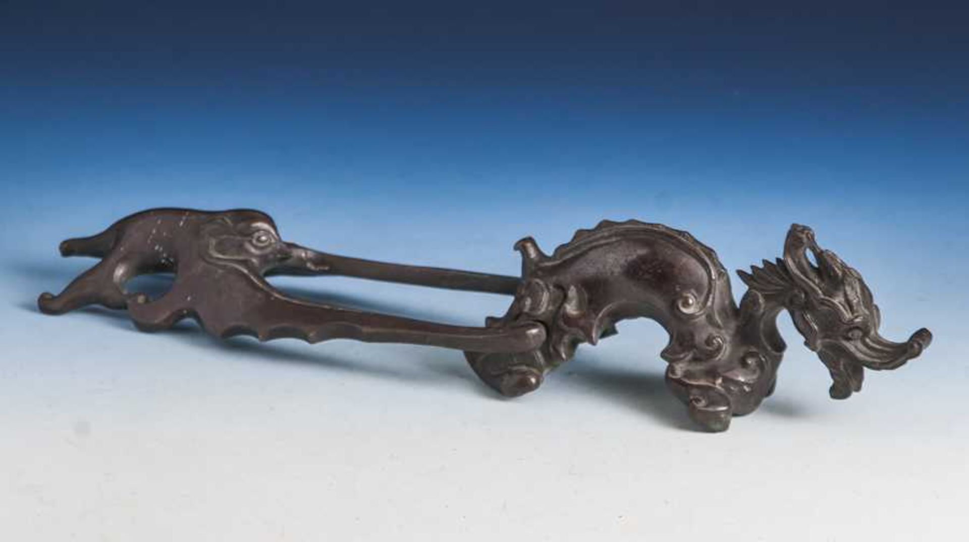 Türklopfer in Form eines Drachen, wohl Historismus, um 1880/90, Bronzeguss, nach chines.Vorbild