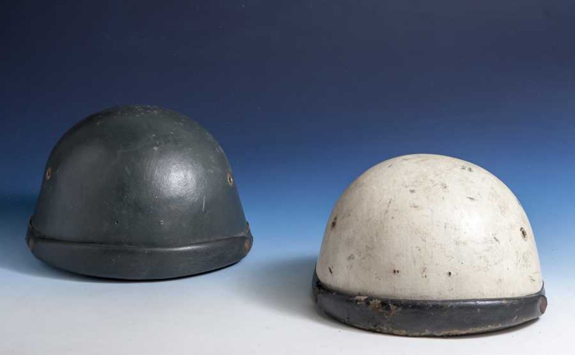 Zwei originale Helme für Motorradfahrer, Herst. org. Römer-Helm, wohl 40/50er Jahre. 1xGröße 56 1/2,